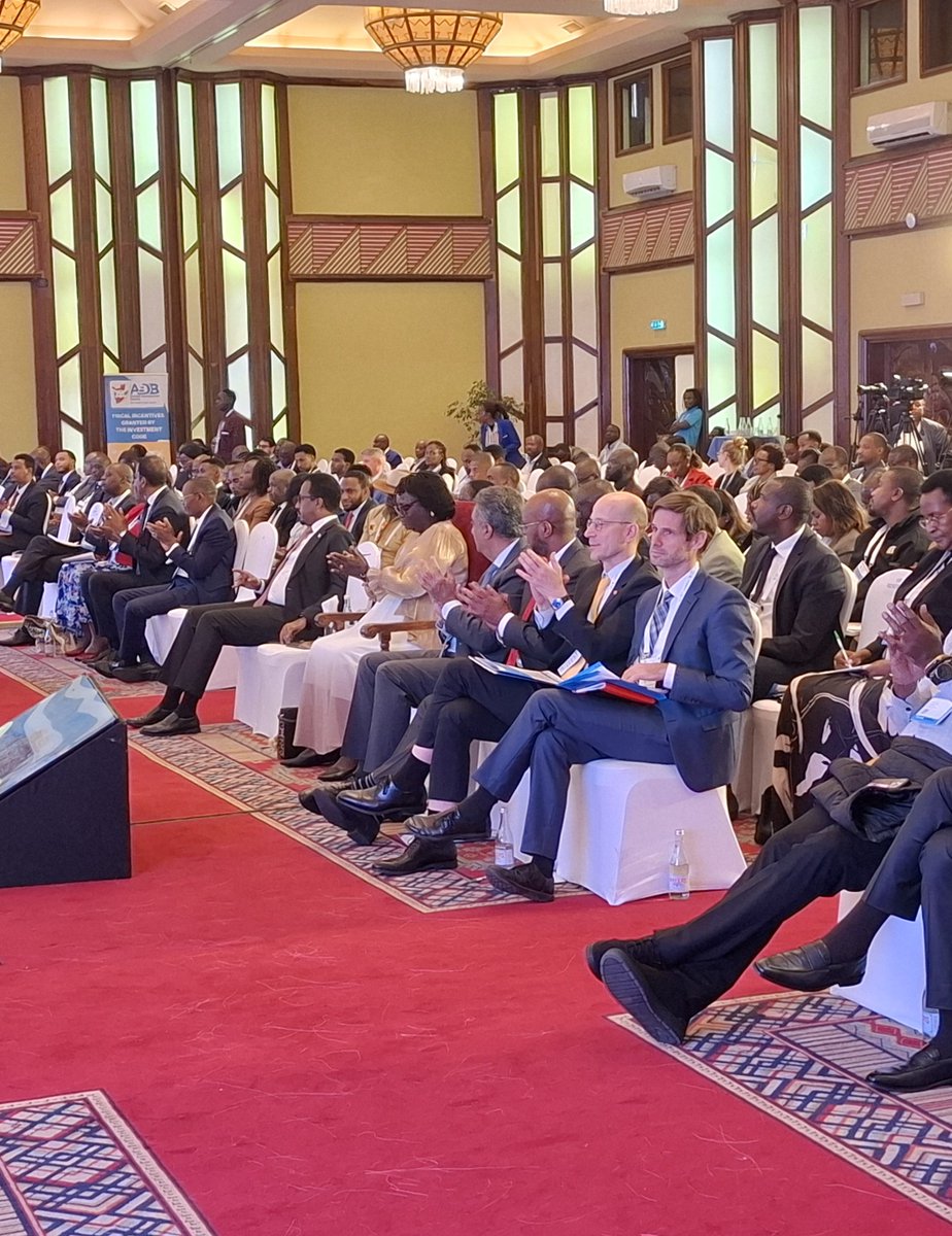 EUAmbKenya's tweet photo. 🇪🇺🫱🏻‍🫲🏾🇰🇪🇹🇿🇺🇬🇸🇴🇨🇩🇷🇼🇧🇮🇸🇸

Team Europe at East African Investment Forum 2026, Nairobi

Asante sana 🙏

Tunataka kuongeza biashara na uwekezaji kati na EU na Jumuiya ya Afrika Mashariki EAC https://t.co/LZC7s2lIwF