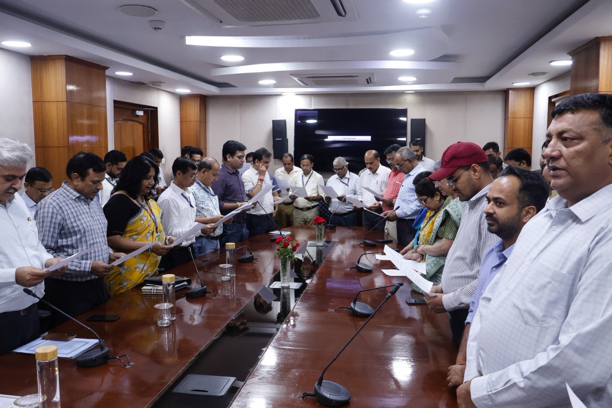 icarindia's tweet photo. CAR commences #SwachhataHiSeva2026 (17 Sep–2 Oct) with a pledge ceremony at Krishi Bhawan, New Delhi. Dr. M.L. Jat, DG, ICAR, administered the pledge.

#SHS2026 #ICAR @ChouhanShivraj  @mpbhagirathbjp  @RNK_Thakur  @AgriGoI  @PIB_India  @mygovindia https://t.co/ivwPJ3ZRan