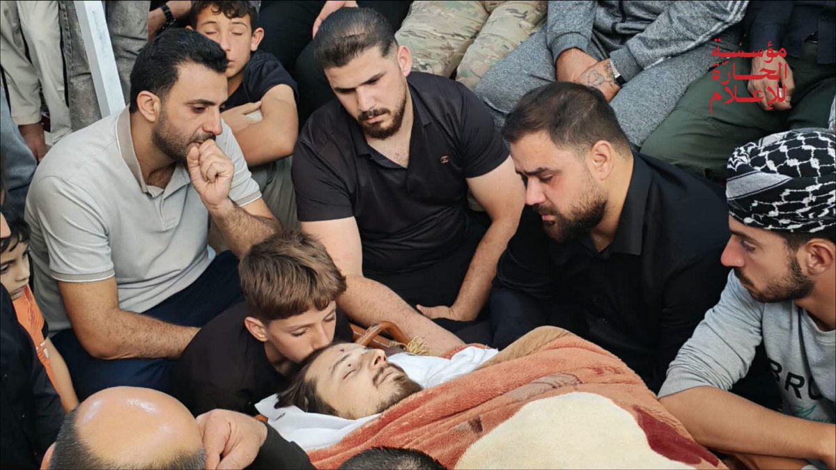 ivarmm's tweet photo. ابن الشهيد نائل الصفدي يودّع والده للمرة الأخيرة، رحمه الله وتقبله.. https://t.co/FLc7ltbSya