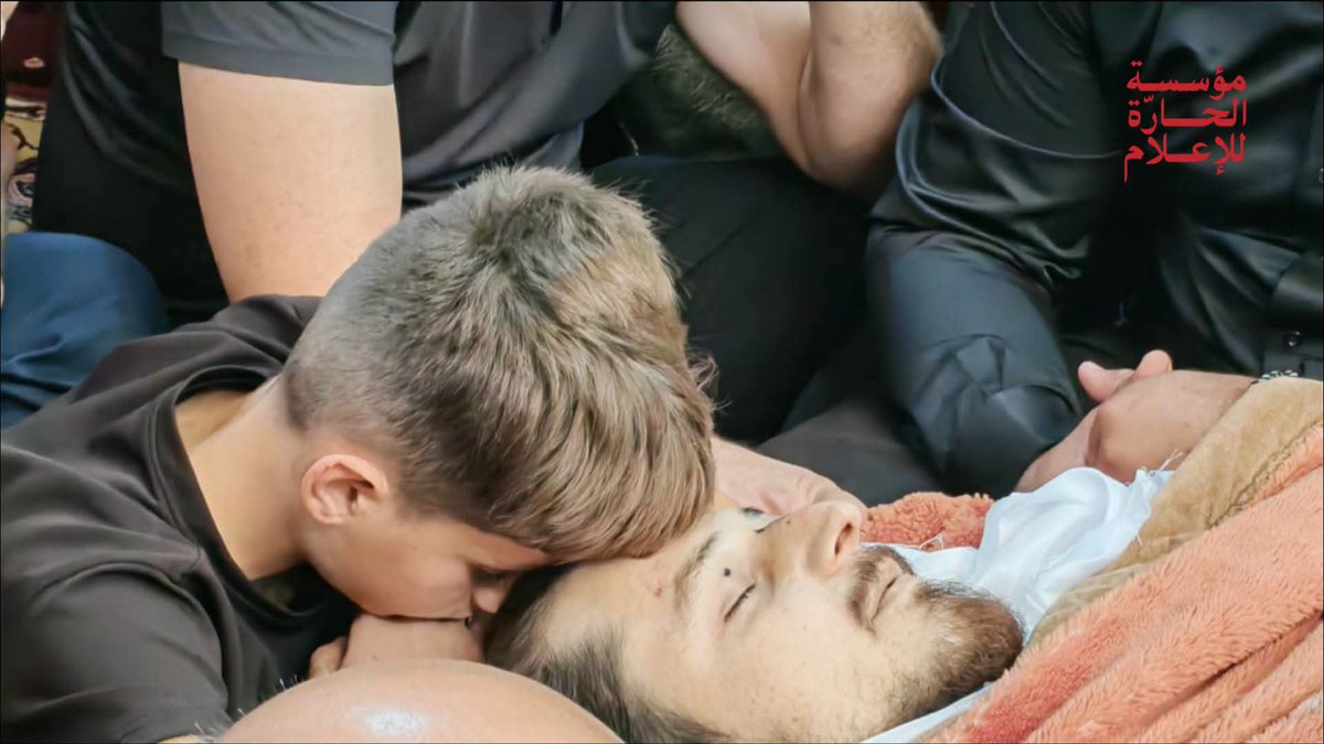 ivarmm's tweet photo. ابن الشهيد نائل الصفدي يودّع والده للمرة الأخيرة، رحمه الله وتقبله.. https://t.co/FLc7ltbSya
