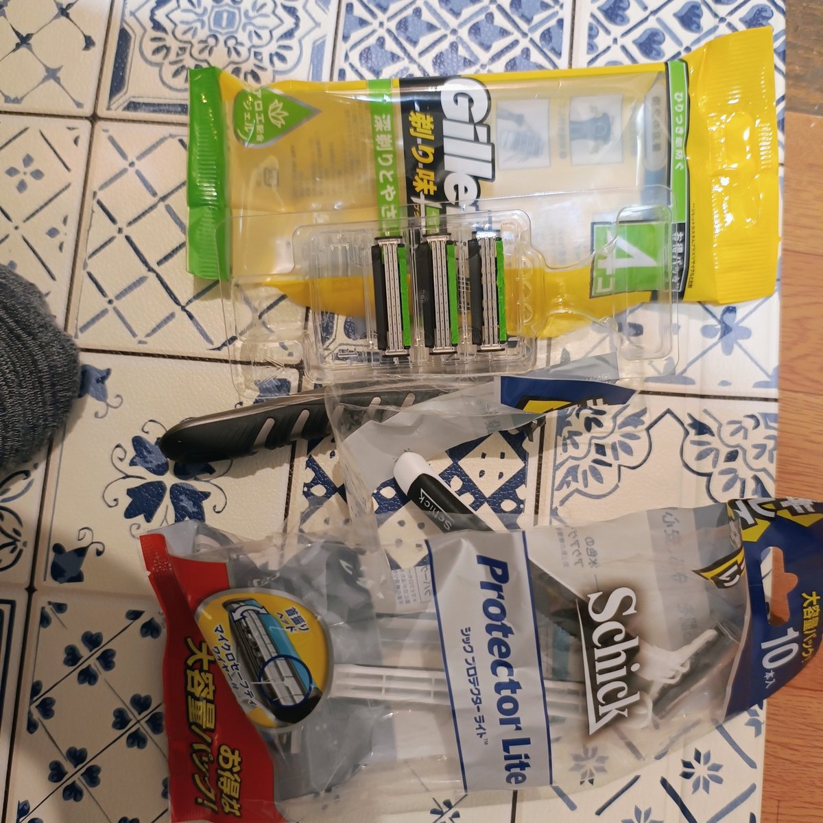 OZ9NRg7SkJzca2D's tweet photo. Gilletteうんこすぎるかも、全くそれない。ヒゲだからか?思って腕にやってみたりしたけど全くそれてない。
やっぱりSchickが一番だわ、そもそも論毛を剃ることができないないって比べられるレベルにないけども
#Gillette #Schick #髭剃り #シェーバー https://t.co/V9fIm5T3LB