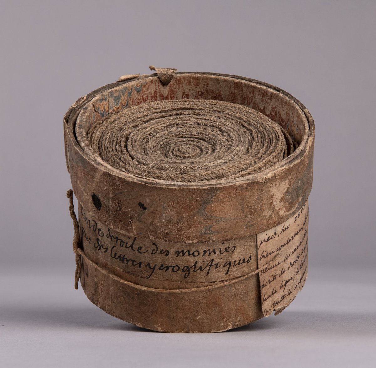 laBnF's tweet photo. Jusqu'à présent inédite, cette bandelette de momie a pourtant contribué au déchiffrement des hiéroglyphes. 
Le 1er octobre, elle est à l’honneur d’une séance du nouveau cycle de conférences « De la pratique à l’œuvre » organisé par @laBnF et @EPHE_PSL : https://t.co/Kl3IVr5yYW https://t.co/0cBuukPSVh