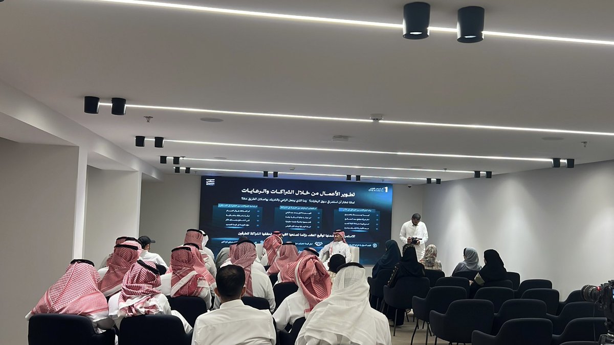 75ixii's tweet photo. بداية جديدة، وإنجاز جديد أعتز به ✨

سعيد ببدء تجربتي التدريبية مع @One1_Academy و @One1_Group وممتن لهم على هذه الفرصة التي أطمح أن تكون محطة جديدة للتعلّم والإنجاز.

وشكر خاص للرئيس التنفيذي @RakanAlFaizi على حفاوته ودعمه، وبإذن الله بداية مليئة بالإنجازات. 🤍 https://t.co/kjs2LJHuZI