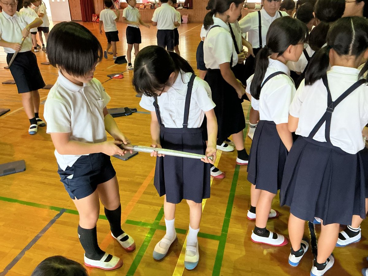 ooaira_esc's tweet photo. 江戸時代中頃から本校区で継承されている民俗無形文化財。西方棒踊り。今年度から総合的な学習の時間で４年生が学ぶことになりました。小道具を見て「なんだこれは？」踊りを見て「なるほど！」「やってみたい！」さっそく虚無僧の踊りにチャレンジしました！11月に披露できるようがんばります！ https://t.co/LawJFk6qzf