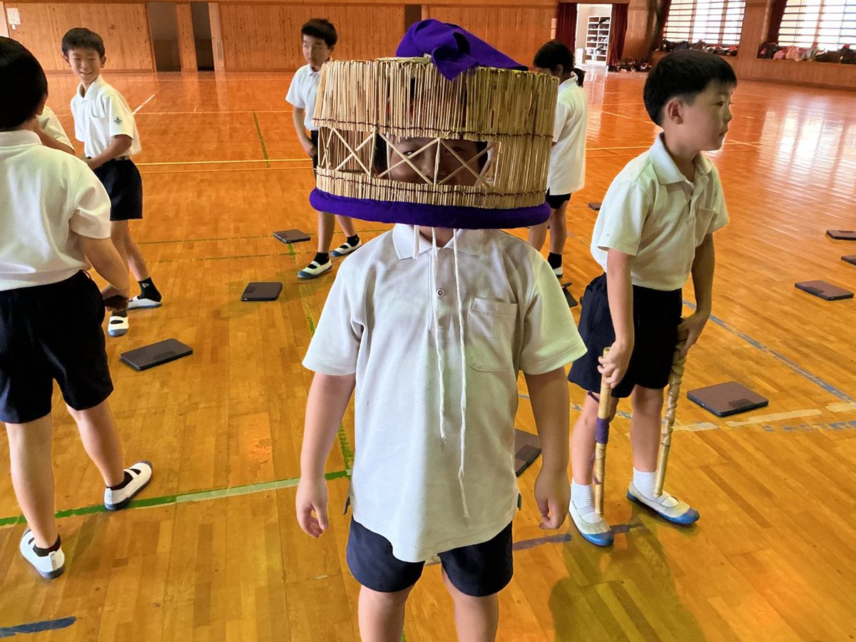 ooaira_esc's tweet photo. 江戸時代中頃から本校区で継承されている民俗無形文化財。西方棒踊り。今年度から総合的な学習の時間で４年生が学ぶことになりました。小道具を見て「なんだこれは？」踊りを見て「なるほど！」「やってみたい！」さっそく虚無僧の踊りにチャレンジしました！11月に披露できるようがんばります！ https://t.co/LawJFk6qzf