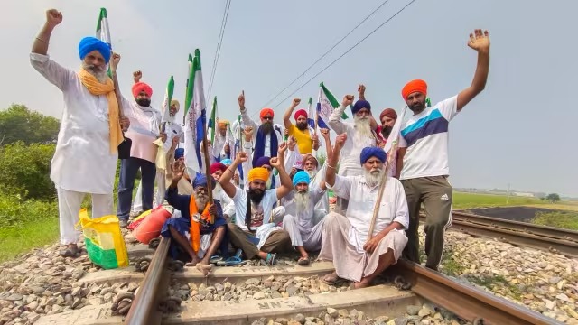 NewsSbj's tweet photo. पंजाब में रेल रोको आंदोलन https://t.co/EWI7lYDh9x  click this link for more update... https://t.co/rel8iNsov5