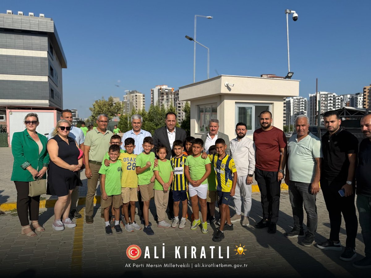 ALKIRATLI's tweet photo. 📍 Mezitli | Mersin

İlçe Başkanımız Sayın Hüseyin Kılıç ve ilçe yöneticilerimizle birlikte Zeki Koyuncu İlköğretim Okulu’nu ziyaret ederek İlçe Millî Eğitim Müdürümüz, okul idarecilerimiz, kıymetli öğretmenlerimiz ve sevgili evlatlarımızla bir araya geldik.

Minik öğrencilerimizin heyecanına ve sevincine ortak olduk; geleceğimizi büyük bir özveriyle yetiştiren öğretmenlerimizle hasbihâl ederek görüş ve önerilerini dinledik.

Cumhurbaşkanımız ve Genel Başkanımız Sayın Recep Tayyip Erdoğan’ın liderliğinde; evlatlarımızı depreme dayanıklı, güvenli ve teknolojik imkânlarla donatılmış okullarla buluştururken millî ve manevi değerlerine bağlı, bilgili ve özgüvenli nesiller yetiştirmek için çalışmaya devam ediyoruz.

Çünkü Türkiye Yüzyılı’nı, bugünün sıralarında yetişen evlatlarımız inşa edecek. 🇹🇷