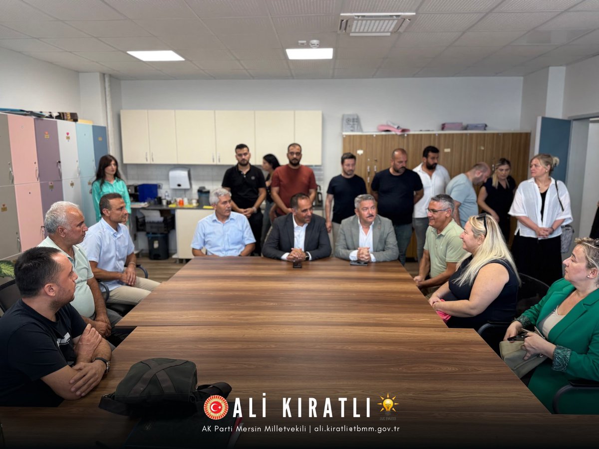 ALKIRATLI's tweet photo. 📍 Mezitli | Mersin

İlçe Başkanımız Sayın Hüseyin Kılıç ve ilçe yöneticilerimizle birlikte Zeki Koyuncu İlköğretim Okulu’nu ziyaret ederek İlçe Millî Eğitim Müdürümüz, okul idarecilerimiz, kıymetli öğretmenlerimiz ve sevgili evlatlarımızla bir araya geldik.

Minik öğrencilerimizin heyecanına ve sevincine ortak olduk; geleceğimizi büyük bir özveriyle yetiştiren öğretmenlerimizle hasbihâl ederek görüş ve önerilerini dinledik.

Cumhurbaşkanımız ve Genel Başkanımız Sayın Recep Tayyip Erdoğan’ın liderliğinde; evlatlarımızı depreme dayanıklı, güvenli ve teknolojik imkânlarla donatılmış okullarla buluştururken millî ve manevi değerlerine bağlı, bilgili ve özgüvenli nesiller yetiştirmek için çalışmaya devam ediyoruz.

Çünkü Türkiye Yüzyılı’nı, bugünün sıralarında yetişen evlatlarımız inşa edecek. 🇹🇷