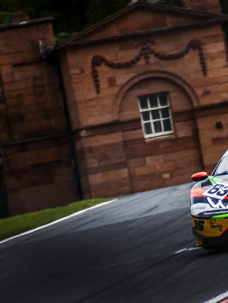 ArmandaBur1ee4's tweet photo. The #63 Barwell Motorsport Lamborghini flies through Lodge Corner at Oulton Park alongside the Toro Verde GT Porsche. https://t.co/KaitYlzhm2