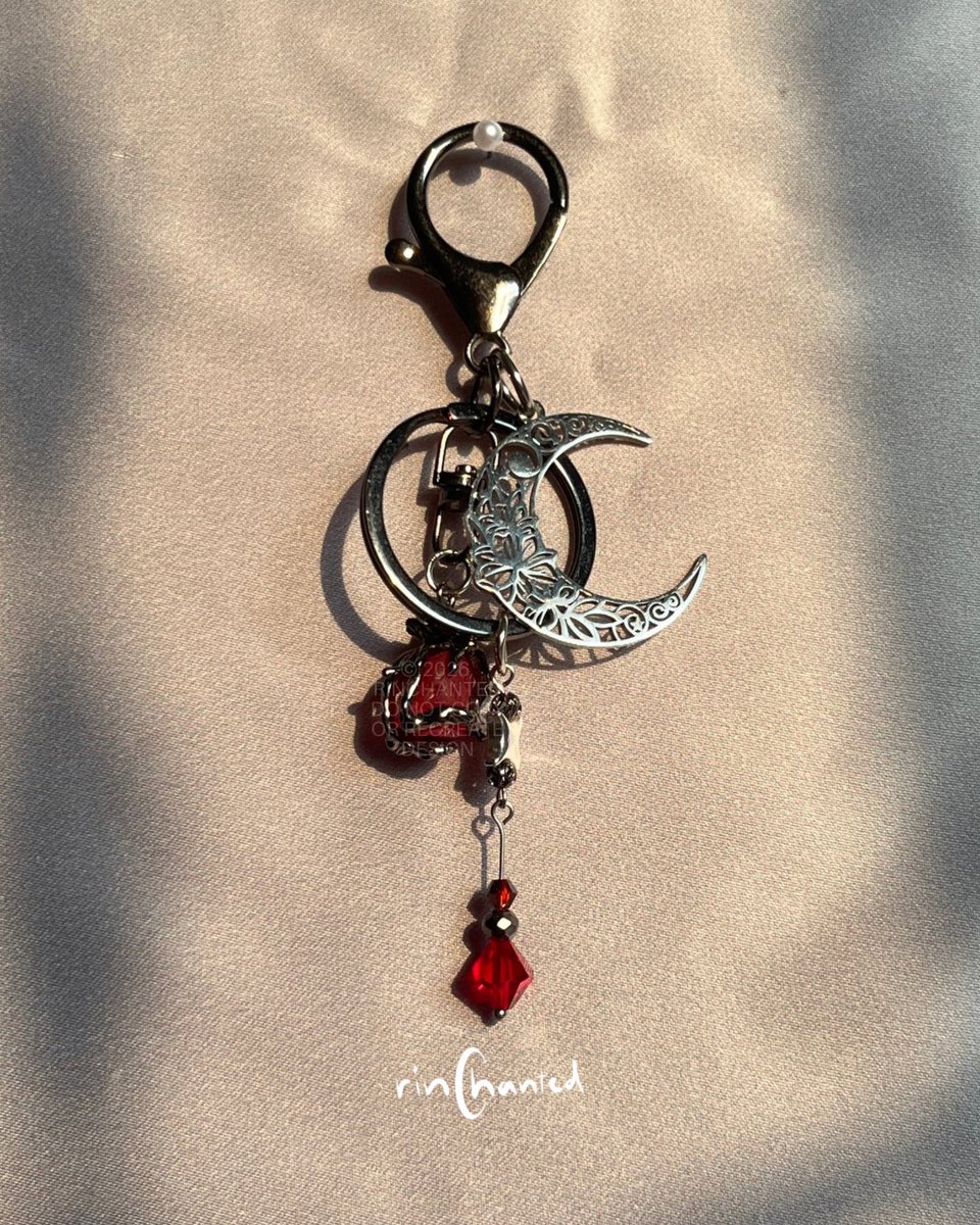 rinchanted's tweet photo. arlecchino bag charm ✴︎

pre-order (mail &amp; pick up at #CF23 &amp; Tokio Fest) available on 25.09.2026

#原神 #GenshinImpact https://t.co/fwXLgtR8Nk