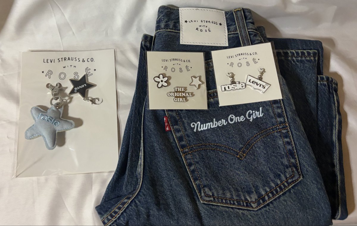 Rose_BLINK211's tweet photo. Levi’s® x RoséのPOPUP行っきた！！
ロゼちゃんの空間が幸せすぎた〜
フォトカードもトレカもかわいい〜🥰
ピンズやチャームも手に入って嬉しい〜✨️
#ROSÉ #로제 #LEVISxROSÉ https://t.co/HbhGnoe9Dc