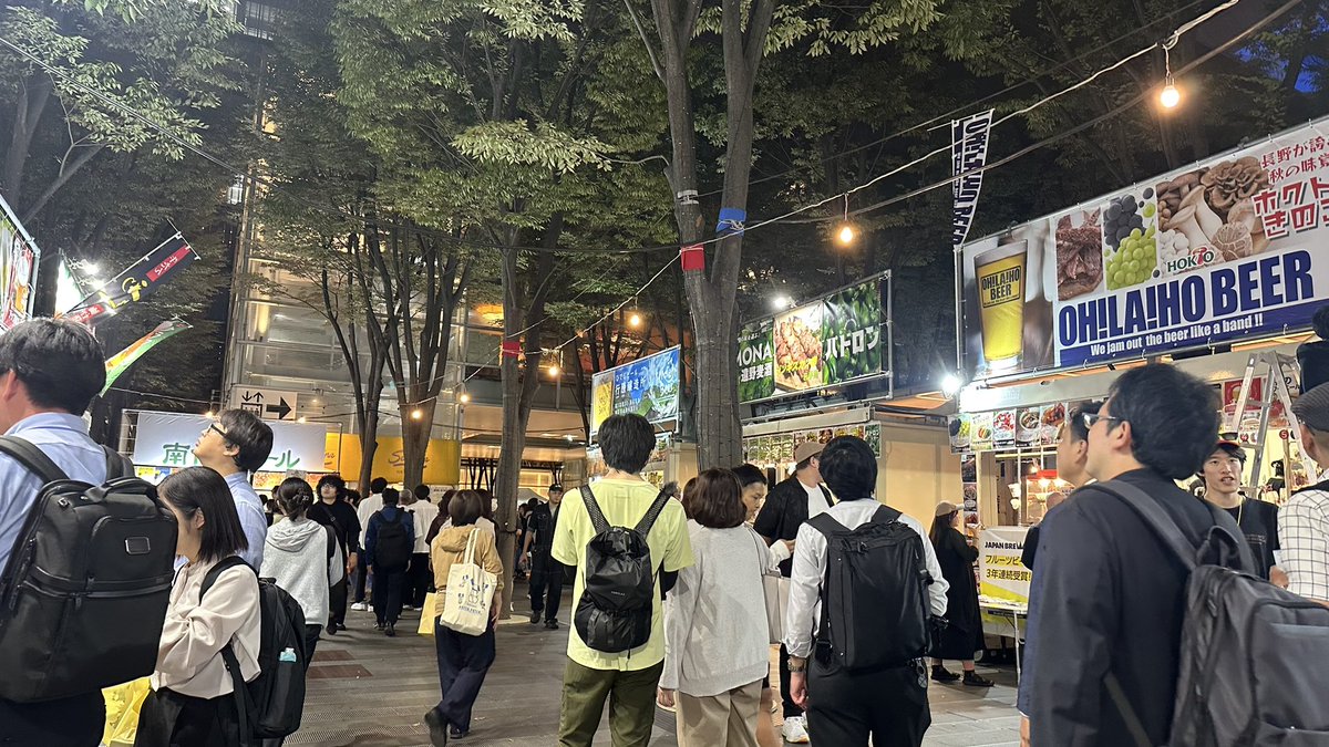 naooooooocurry's tweet photo. このイベント、つまみは沢山あるしリユースカップ買えば600～800円でいろんなビール試せるしお店がたくさん種類あって楽しいからオクトーバーフェスの数倍楽しいからまたみんな呼んで来たい
でも残りの日程雨だからキツそう https://t.co/uD8TMXHlcG