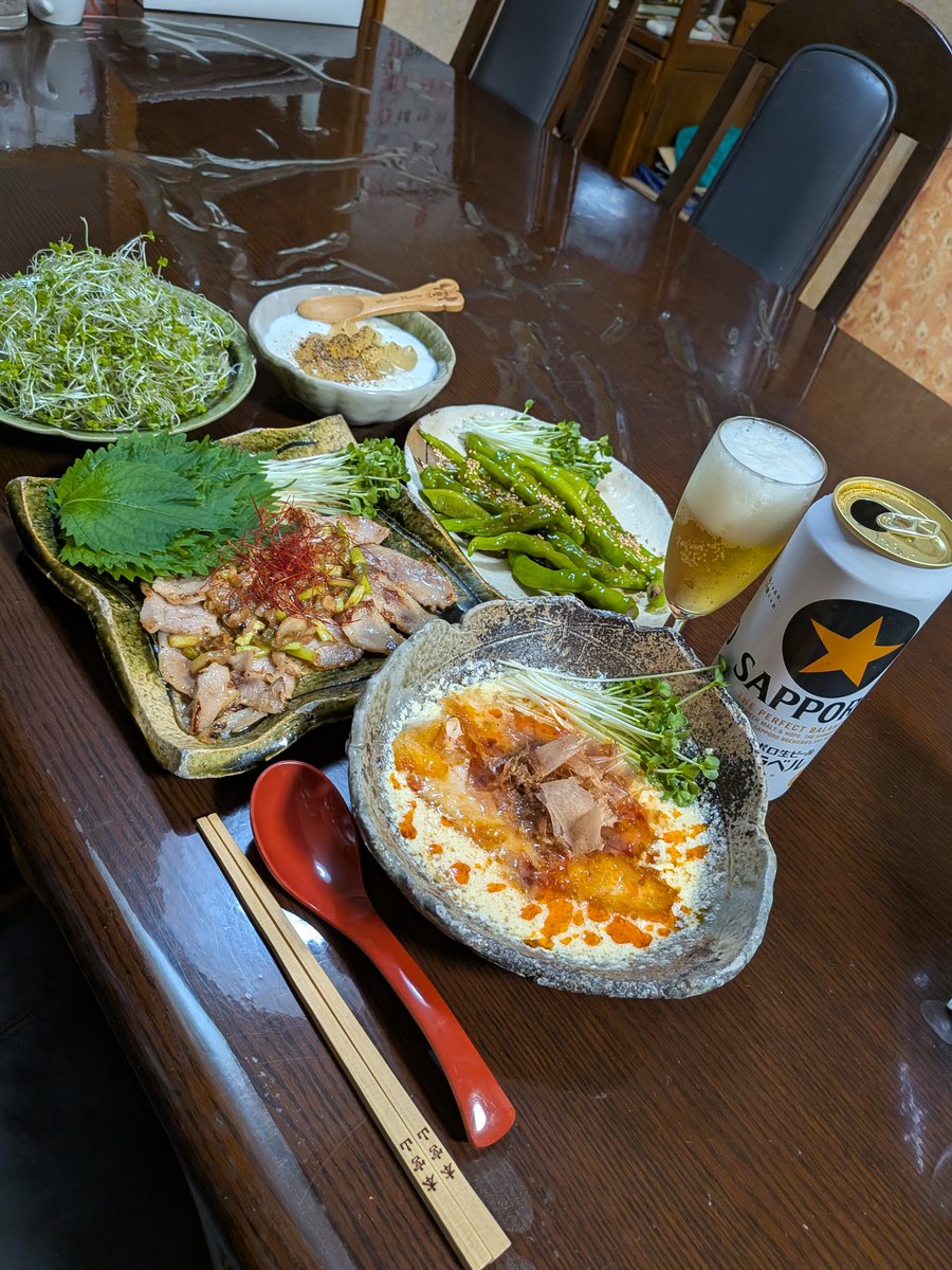 matsu10765's tweet photo. 今晩は(^O^)／本日はこんな感じで創りました🤤北海道アブラカレイシェントウジャン、カブリサルしそ巻、シシトウ胡麻油炒め、ブロッコリースプラウト、アロエヨーグルト、🤤　#かいわれ大根　#ビール好き　#天狗党レーシングチーム　#世界の���井　#松井英幸　#天狗党自転車　#ビールの晩��飯 https://t.co/p2o4EhzRXJ