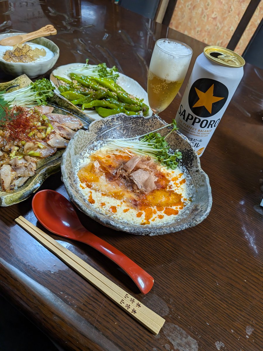 matsu10765's tweet photo. 今晩は(^O^)／本日はこんな感じで創りました🤤北海道アブラカレイシェントウジャン、カブリサルしそ巻、シシトウ胡麻油炒め、ブロッコリースプラウト、アロエヨーグルト、🤤　#かいわれ大根　#ビール好き　#天狗党レーシングチーム　#世界の���井　#松井英幸　#天狗党自転車　#ビールの晩��飯 https://t.co/p2o4EhzRXJ