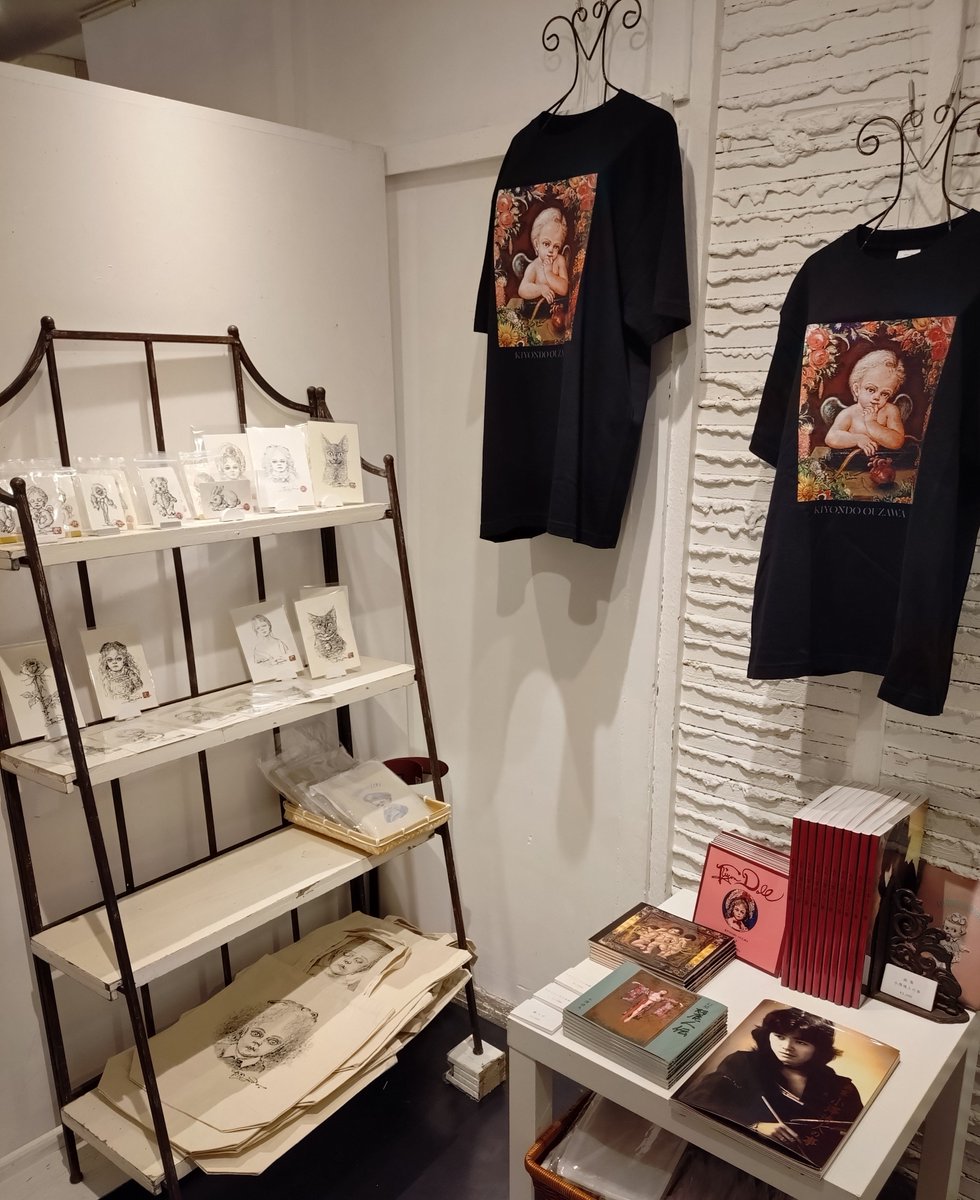 miki_osu's tweet photo. 銀座・奥野ビル601号室Galerie Laで今日から開催の小澤清人個展を見に行く✨
いろいろあって夕方になってしまったけれど、小澤画伯の素晴らしい作品世界にどっぷり浸ってつい長居をしてしまう😄
小澤画伯も在廊されていて興味深いお話を伺う😃
また見に行きたい✨✨
9月17日〜9月23日まで。 https://t.co/5Ac6LPd5Sv
