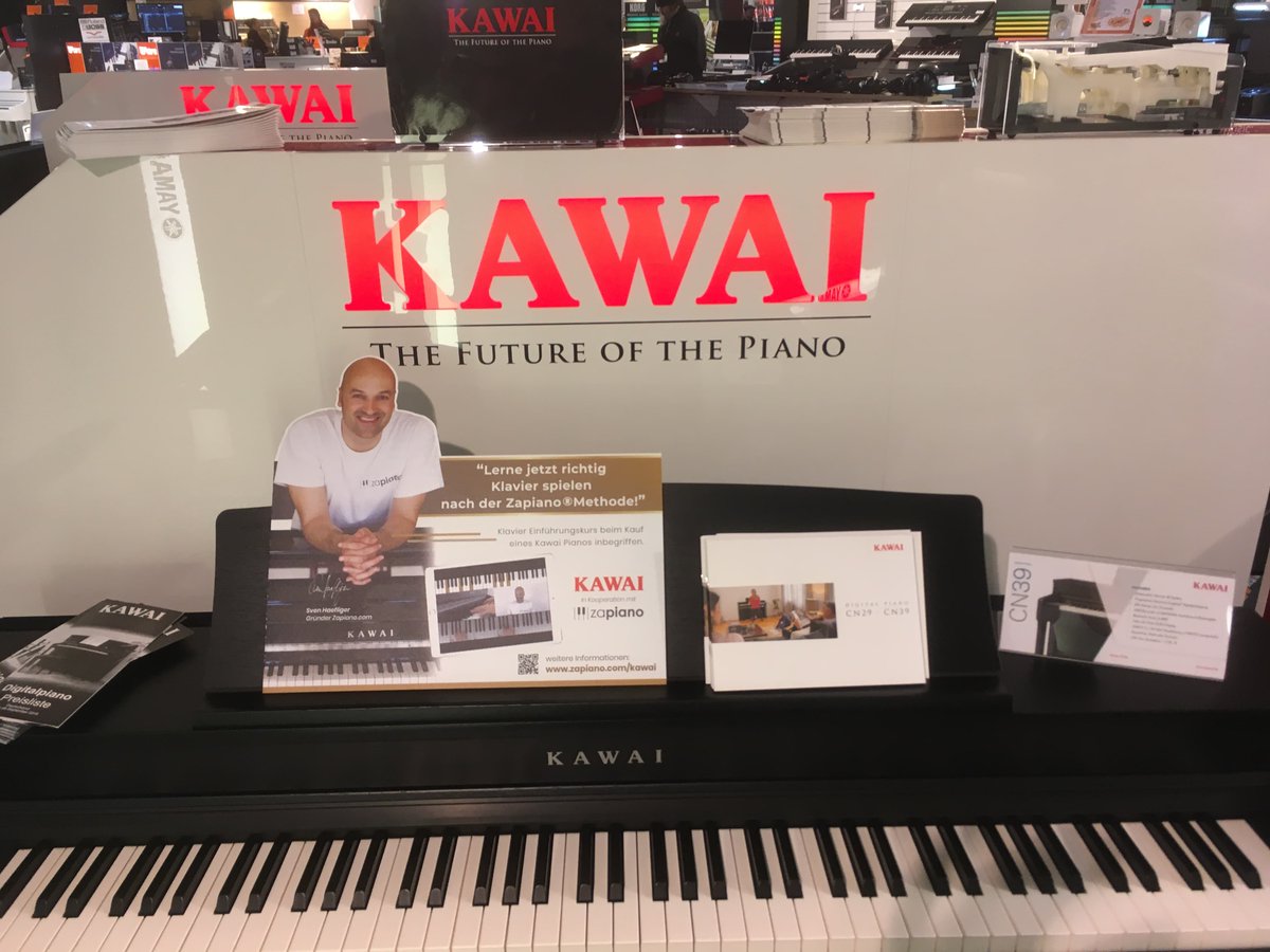 Zapiano_com's tweet photo. 🎹 𝗧𝗵𝗿𝗼𝘄𝗯𝗮𝗰𝗸 𝗧𝗵𝘂𝗿𝘀𝗱𝗮𝘆
Seit 2017 ist Zapiano® offizieller Partner von Kawai. Auf Musikmessen und im Fachhandel wurde unser kostenloser Klavier-Einführungskurs vorgestellt.

🎼 Kostenloser Einführungskurs für Kawai® Kunden: https://t.co/QUaeYj9D8o https://t.co/nlULaFJCuF
