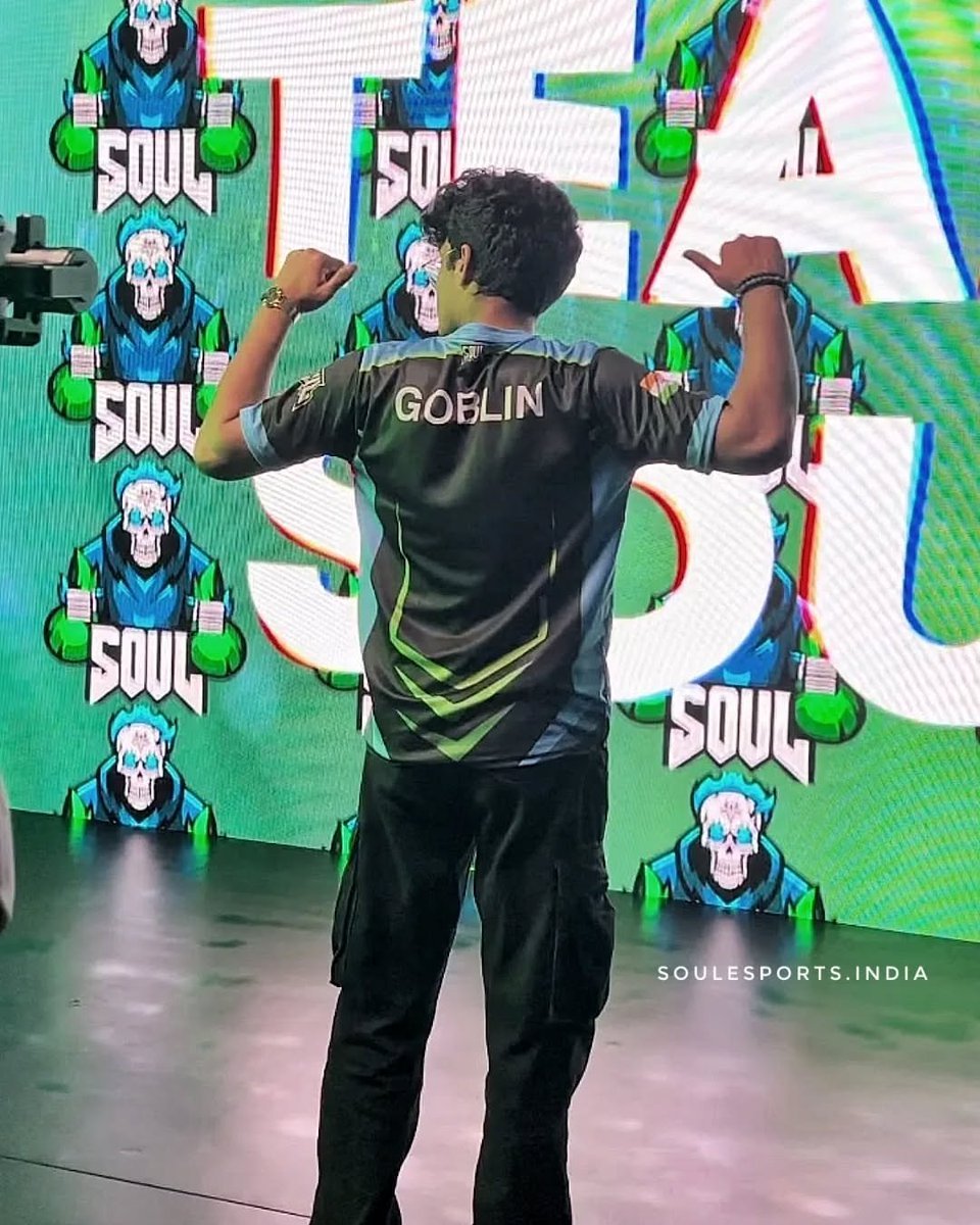 SoulxL56268's tweet photo. Goblin showing saumay how to play bgmi 🥵🔥.
God hi keh de https://t.co/sOpPl8QUOX