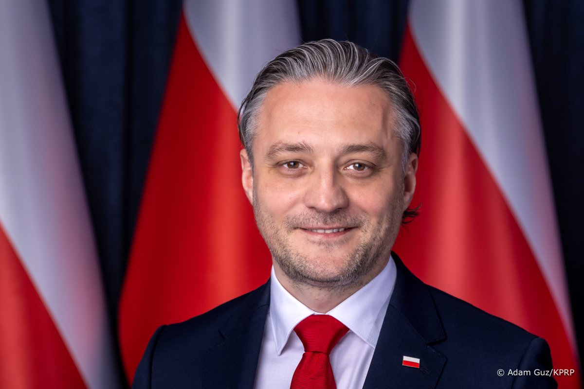 BBN_PL's tweet photo. Szef BBN @BartoszGrodecki dla @wPolscepl:

💬 Odnosząc się do mojego listu o możliwych działaniach formacji podległych MSWiA wobec Trybunału Konstytucyjnego, minister Marcin Kierwiński twierdził, że to informacja nieprawdziwa. Trzymamy się tym samym deklaracji ministra odpowiedzialnego za Policję. W sytuacji bezpieczeństwa, w której jesteśmy, byłoby to działanie jawnie naruszające niezależność i integralność instytucji państwowych. 

💬 Każda instytucja publiczna, każda formacja mundurowa, łącznie z Policją działa na podstawie i w granicach prawa. Nie widzę żadnej podstawy do tego, żeby pan Berek musiał wchodzić do TK w asyście służb mundurowych. To jest spór polityczny, ale musi być prowadzony w granicach prawa. Sędzia TK, żeby móc orzekać, musi być zaprzysiężony przez Prezydenta. Do tego nie doszło. 

💬 Spotykam się dziś z ministrem Tomaszem Siemoniakiem i będziemy rozmawiać na temat efektów jego spotkania z szefem CIA. Prezydent @NawrockiKn jest na bieżąco informowany, przepływ informacji ze stroną rządową jest sprawny, jesteśmy w kontakcie z ministrami odpowiedzialnymi za sprawy bezpieczeństwa. 

💬 Piątkowe spotkanie Prezydenta z wicepremierem Władysławem Kosiniakiem-Kamyszem i szefem Sztabu Generalnego WP gen. Wiesławem Kukułą jest odpowiedzią na ostatnie wydarzenia. Chcemy dogłębnie poznać ocenę sytuacji zagrożenia.  

💬 W Nowym Jorku Prezydent spotka się z przywódcami państw bałtyckich. Dzielimy to samo zagrożenie, więc wymiana informacji na poziomie głów państwa jest kluczowa. Rosja jest zagrożeniem dla Sojuszu, dla Europy Zachodniej, dla Polski - to główny przekaz Prezydenta.  

💬 Przynajmniej od 30 lipca, kiedy spadła rakieta na Lubelszczyźnie, rozmawiamy o tym, że system alarmowy zawiódł. Jeżeli część systemu działa w trybie analogowym i muszą go obsługiwać fizycznie osoby dyżurujące, to nałożenie dodatkowego obowiązku na samorządy musi iść w parze ze środkami finansowymi. Pół miliona złotych dla samorządu, który leży na ścianie wschodniej, nie jest czymś, co MSWiA szczególnie obciąży. Inwestujemy w bezpieczeństwo, to jest sprawa kluczowa.