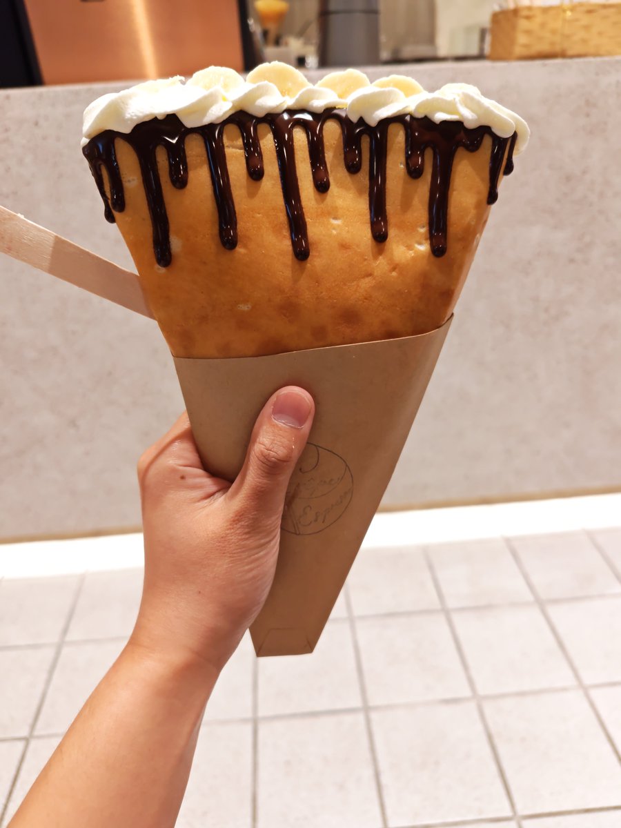 BF_gure's tweet photo. う、うめぇ...なんだこれ！？
生地パリパリで生クリームもなんかいつも食べてるのより美味い！

都会にはこんなうめーもんがあるのか！ https://t.co/vcR1nbAZpd