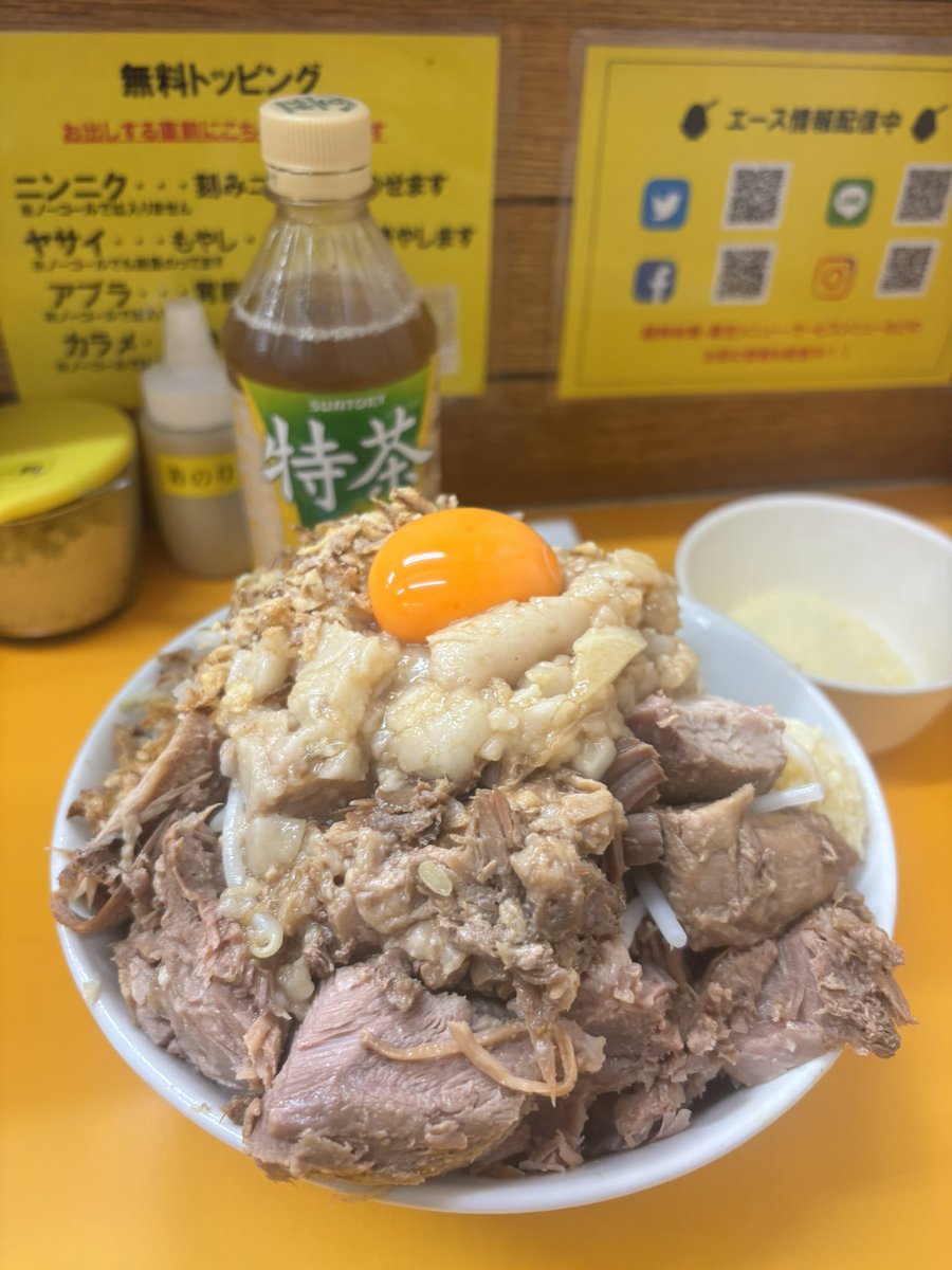 Inottiri's tweet photo. 【ラーメンエース】八王子
ブタラーメン+汁なし券🍜&amp;粉チーズ🧀
先日から始まった限定の誘惑を振り切り本日はデフォの汁なしを✨
店主さん⁉️肉の量間違えてませんか💦笑🤣粉チーズとブラぺが程よく混ざり合い少しだけカルボナーラっぽい雰囲気を楽しみながら超腹パンの完食😋
ごちそうさまでした☺️🙏 https://t.co/X1WIPcTWyc