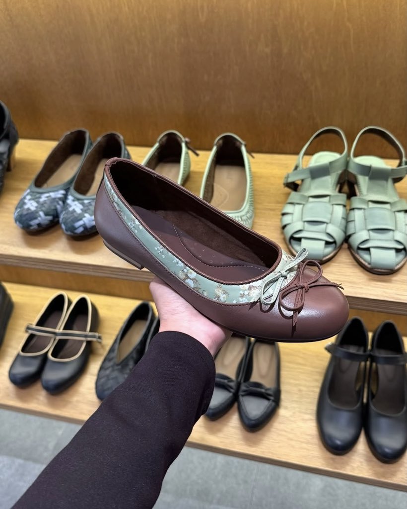 berburushopee's tweet photo. guys plisss gw nemu hidden gem sepatu lokal cantik2 bgt… dan pas tau ini 100% real leather + handmade pengrajin lokal gw makin respect sama brand ini🫡 https://t.co/ybz3ASJlLR