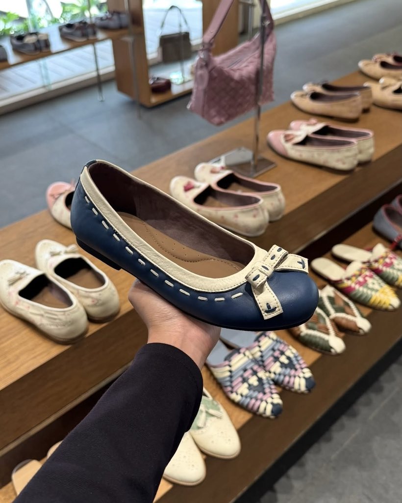 berburushopee's tweet photo. guys plisss gw nemu hidden gem sepatu lokal cantik2 bgt… dan pas tau ini 100% real leather + handmade pengrajin lokal gw makin respect sama brand ini🫡 https://t.co/ybz3ASJlLR