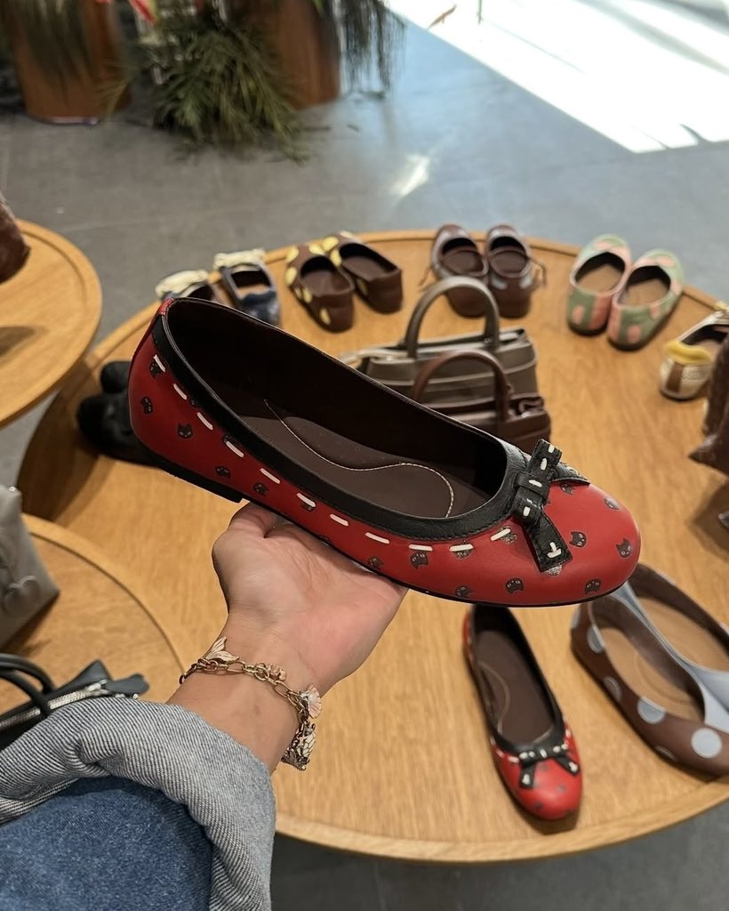 berburushopee's tweet photo. guys plisss gw nemu hidden gem sepatu lokal cantik2 bgt… dan pas tau ini 100% real leather + handmade pengrajin lokal gw makin respect sama brand ini🫡 https://t.co/ybz3ASJlLR