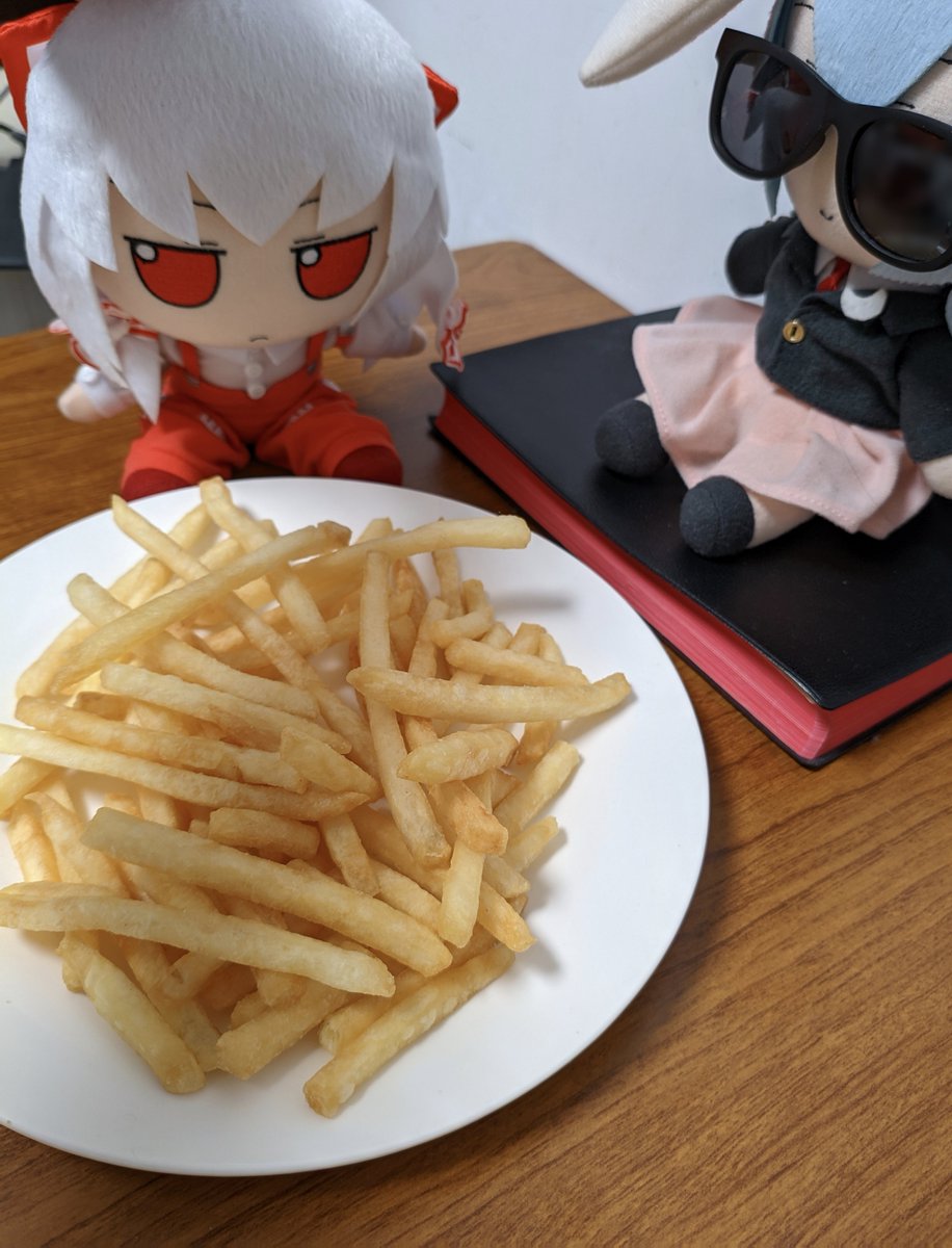 KrisfitAmos's tweet photo. Little Mokou has arrived too. So sweet.
Reysen, the responsible one at home, welcomes her and gives her favorite fries (not McDonald's though).
And then…
#fumo #MokouFujiwara #Reysen https://t.co/J9iSKzqdhd
