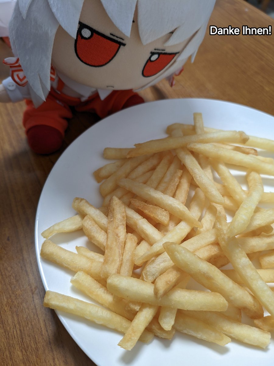KrisfitAmos's tweet photo. Little Mokou has arrived too. So sweet.
Reysen, the responsible one at home, welcomes her and gives her favorite fries (not McDonald's though).
And then…
#fumo #MokouFujiwara #Reysen https://t.co/J9iSKzqdhd