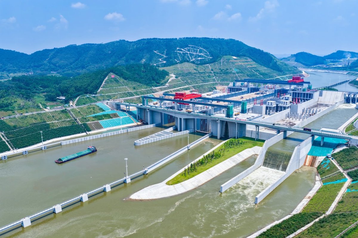 KhaleejMag's tweet photo. Pinglu Canal is now open. 
Spanning 134.2 km with 5,000-tonne vessel capacity, it’s China’s first river-to-sea canal — a shorter, more economical route to the sea for SW China.
A new gateway for China-ASEAN cooperation and a fresh pulse for opening-up. https://t.co/CA4ojnMM3V