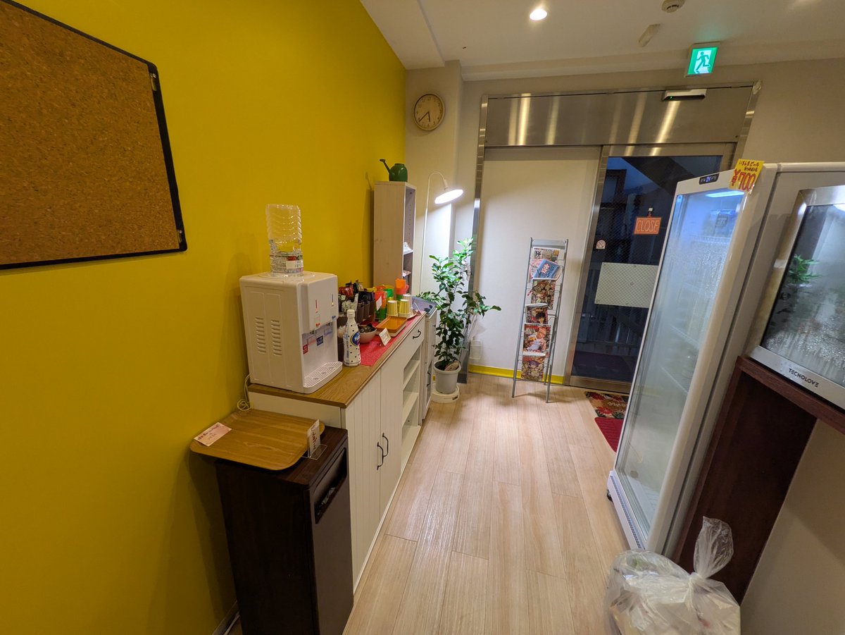 morio36551's tweet photo. コミュニティスタンド咲に行ってきました！
自分の塗った現場が憩いの場になるのはとても嬉しいものですね〜☺️

イスの座り心地も良くとても過ごしやすい空間でした✨

お菓子ときゅうり漬けという食べ合わせがよく分からん差し入れを入れて来ました🥳
是非来てみてね👌！ https://t.co/UuwIjbfpqY