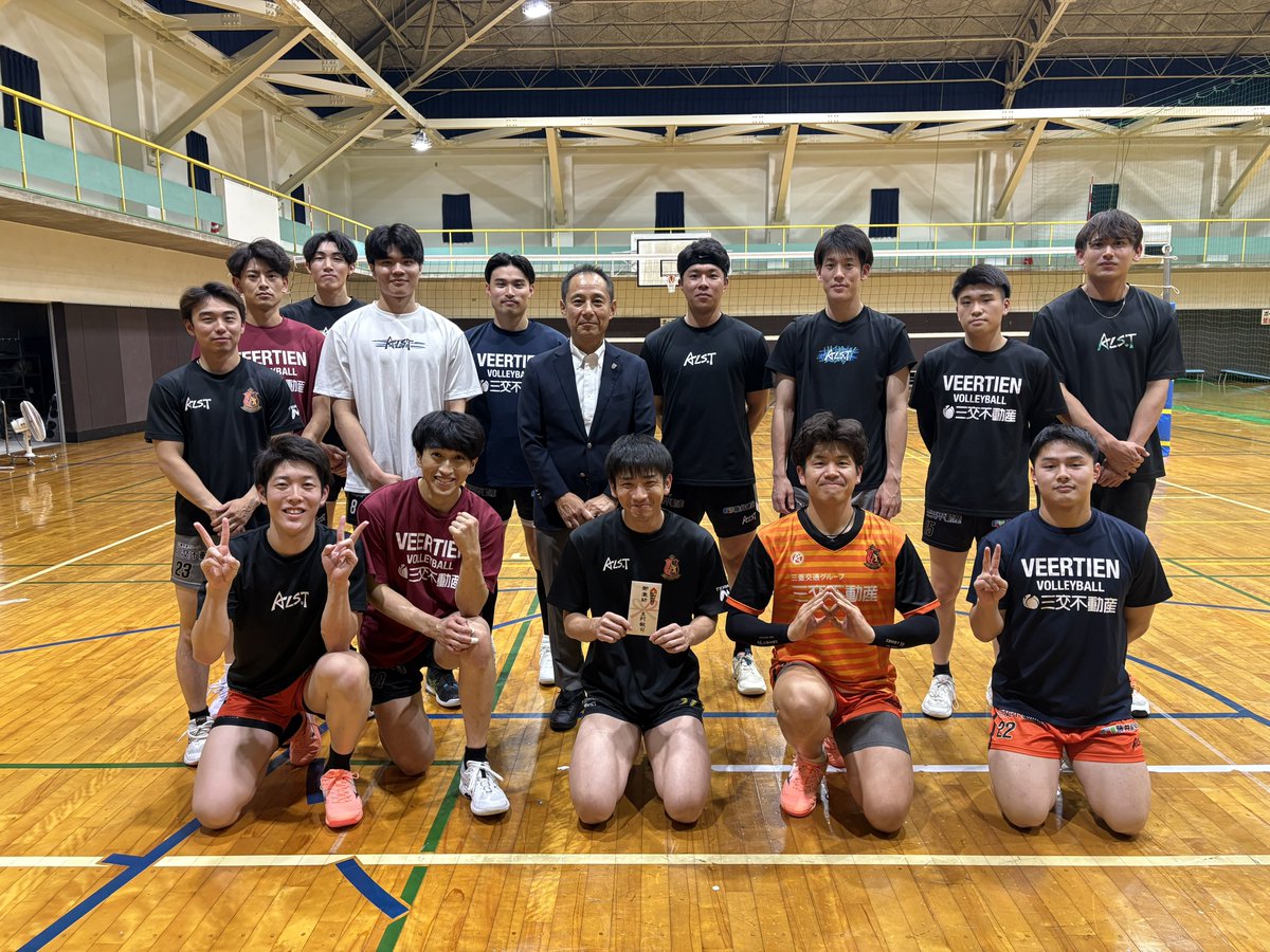 Veertien_VC's tweet photo. 三重県バレーボール協会専務理事である木村敬司様にお越しいただき、国民スポーツ大会、リーグ戦へ向けた激励をいただきました‼️

三重県代表として、誇りを持ち、精一杯戦ってきます🔥

木村専務理事ありがとうございました😊

#ヴィアティン四日市 https://t.co/qAxkw8DViq