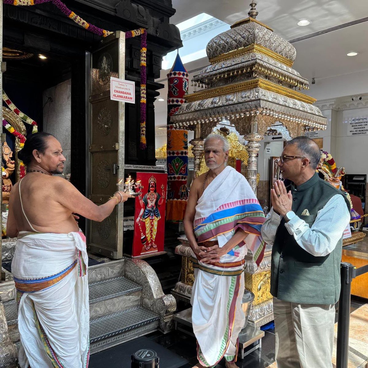 Rajinder_Gupta's tweet photo. आज आदरणीय प्रधानमंत्री श्री नरेन्द्र मोदी जी के 76वें जन्मदिन के पावन अवसर पर न्यूयॉर्क, अमेरिका स्थित श्री महा वल्लभ गणपति देवस्थानम (श्री गणेश मंदिर, फ्लशिंग) में दर्शन करने और उनकी उत्तम स्वास्थ्य तथा दीर्घायु के लिए विशेष अर्चना करवाने का सौभाग्य प्राप्त हुआ।

यह मंदिर उत्तर अमेरिका का पहला और सबसे पुराना पारंपरिक हिंदू मंदिर है। भारत से लाए गए पारंपरिक ग्रेनाइट पत्थरों से आगम शास्त्रों के अनुसार निर्मित यह मंदिर भारतीय संस्कृति और आस्था का गौरवशाली प्रतीक है।

हमारे लिए यह अत्यंत सौभाग्य की बात है कि ऐसे दूरदर्शी, समर्पित और राष्ट्र-प्रथम नेता हमें प्रधानमंत्री के रूप में मिले हैं। भगवान श्री महा वल्लभ गणपति मोदी जी को स्वस्थ, सशक्त और दीर्घायु रखें, ताकि वे विकसित भारत के निर्माण में अविरल नेतृत्व कर��े रहें।🙏🇮🇳

@narendramodi @PMOIndia @AmitShah @NitinNabin @BJP4India @IndianEmbassyUS
@IndiainNewYork @nyganeshtemple

#HappyBirthdayPMModi #PMModi76
#ViksitBharat