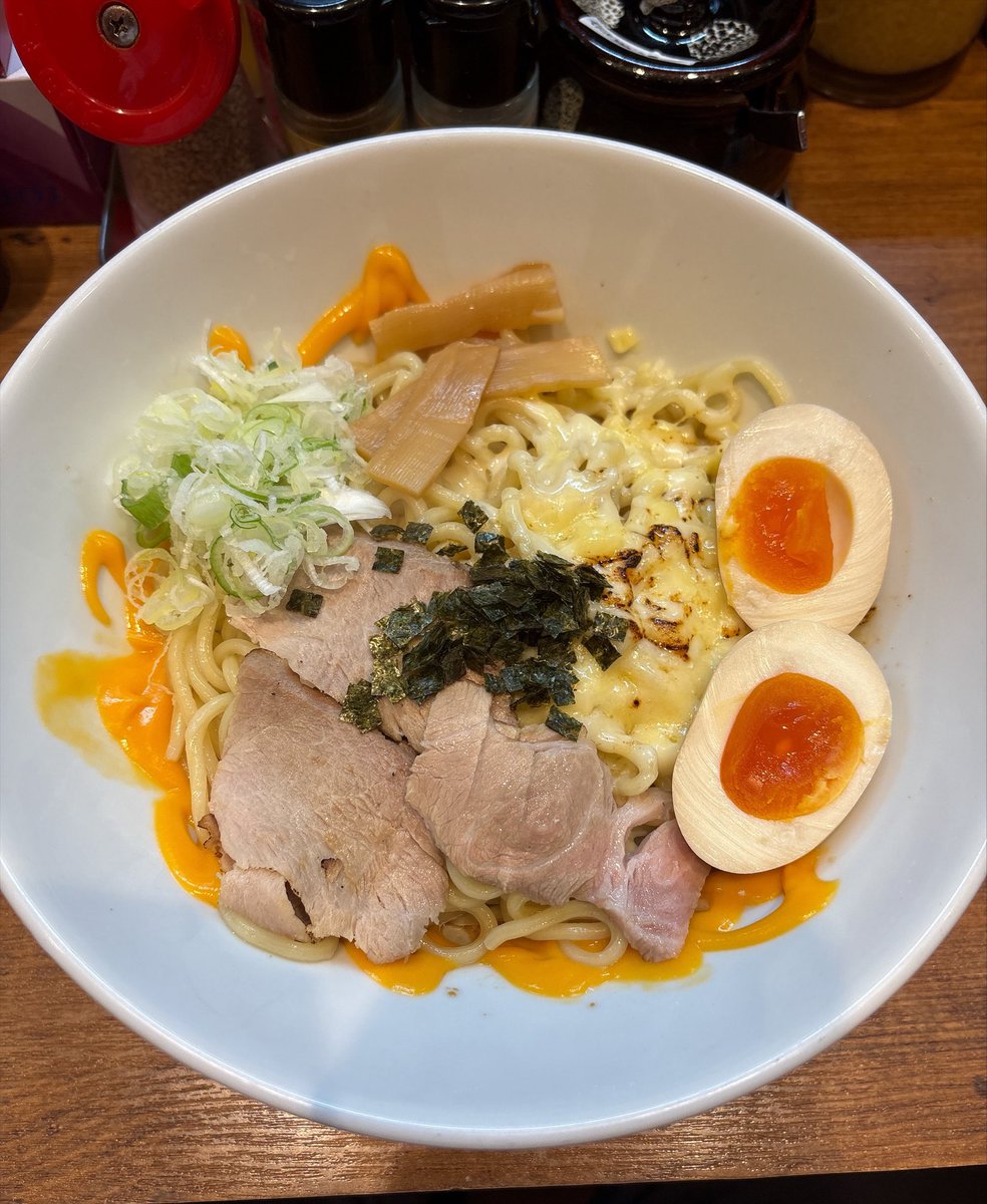 funakichi27's tweet photo. 油そば専門 兎 天文館店
油そば（普通盛り）+ダブルチーズ+味付玉子

鹿児島発の油そば専門店へ。ラー油をドバドバ投入するのが好き。豊富な味変アイテムで大盛りにすりゃ良かったと後悔。特にカレーパウダーが好み。美味かった〜😋 https://t.co/XXUCQmMGq5