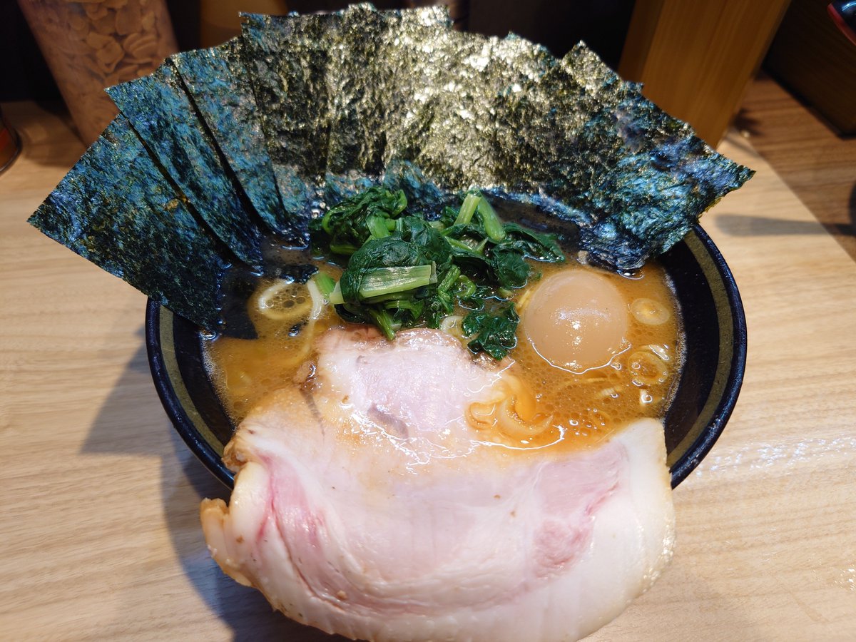 ym0502's tweet photo. 息子夫婦と食してきた末廣家さん🍜
今日は海苔マシマシと味玉。安定の旨さで大満足😋
そしてチャーシューも購入。大きさの比較のためクレラップ(我が家はラップはクレラップ一択！)を置いたけど、長さだけでなく厚みも今回はすごくてひゃー！でした
明日、実家にお裾分けする〜😊 https://t.co/azMnIrBWp8