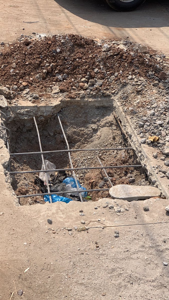 VisibleRam's tweet photo. @KCCAUG @itmsug @KCCAED @BenonKigenyi @Buzeki_Sharifah @KCCASpox @GovUganda @BloombergDotOrg I wonder the protocol that KCCa road works bidders undergo, how can someone dig this pit with iron bars protruded like this and leave it for weeks unattended to?
KCCa uuuuh! https://t.co/HMrvJipIga