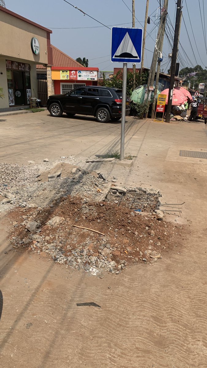 VisibleRam's tweet photo. @KCCAUG @itmsug @KCCAED @BenonKigenyi @Buzeki_Sharifah @KCCASpox @GovUganda @BloombergDotOrg I wonder the protocol that KCCa road works bidders undergo, how can someone dig this pit with iron bars protruded like this and leave it for weeks unattended to?
KCCa uuuuh! https://t.co/HMrvJipIga