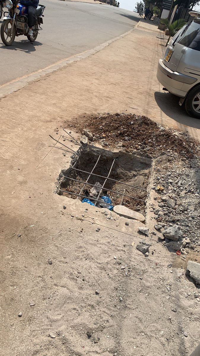 VisibleRam's tweet photo. @KCCAUG @itmsug @KCCAED @BenonKigenyi @Buzeki_Sharifah @KCCASpox @GovUganda @BloombergDotOrg I wonder the protocol that KCCa road works bidders undergo, how can someone dig this pit with iron bars protruded like this and leave it for weeks unattended to?
KCCa uuuuh! https://t.co/HMrvJipIga