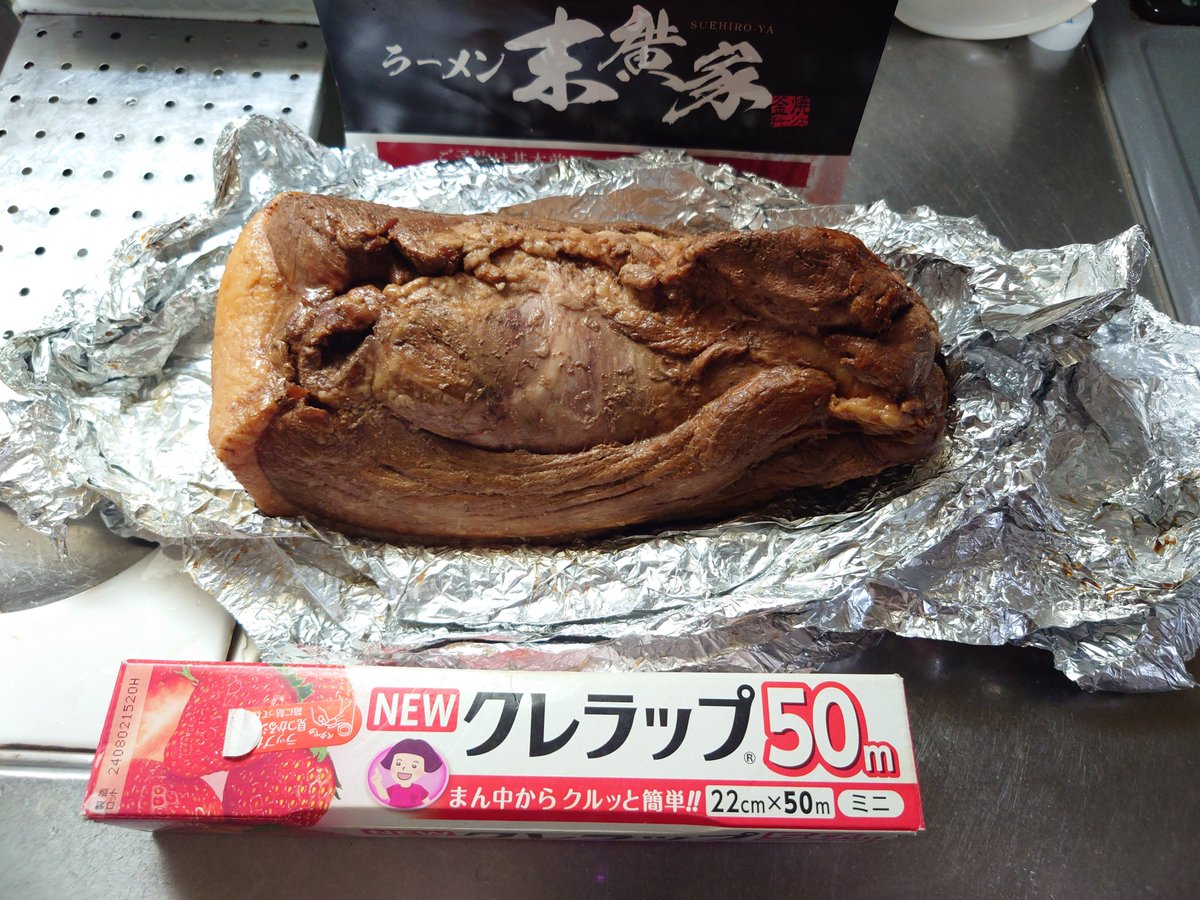 ym0502's tweet photo. 息子夫婦と食してきた末廣家さん🍜
今日は海苔マシマシと味玉。安定の旨さで大満足😋
そしてチャーシューも購入。大きさの比較のためクレラップ(我が家はラップはクレラップ一択！)を置いたけど、長さだけでなく厚みも今回はすごくてひゃー！でした
明日、実家にお裾分けする〜😊 https://t.co/azMnIrBWp8