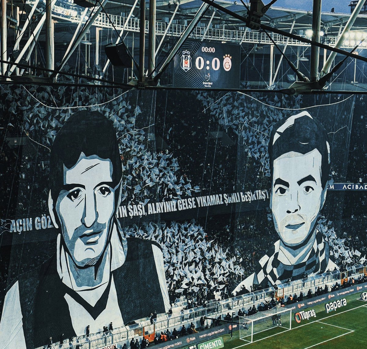 UltrasTurkish's tweet photo. Son bir haftadır Fransız basınında Beşiktaş taraftarı ile Marsilya taraftarı kıyaslanıyor.

Bu kıyaslama son iki gündür yabancı basına da sıçramış durumda. Futbolculara, teknik direktörlere, futbol yorumcularına, eski futbolculara ve futbolla ilgili birçok isme sürekli aynı soru yöneltiliyor:

Marsilya taraftarının yarattığı atmosfer mi daha iyi, yoksa Beşiktaş taraftarının yarattığı atmosfer mi?

Bugün stadyumda yer alacak her Beşiktaşlı bunun bilincinde olmalı ve bu sorunun cevabını tribünde eze eze vermeli.

Leipzig ve Lyon maçları hâlâ herkesin hafızasında. Çünkü o maçlarda yaratılan atmosfer, tribün anlamında çıtanın en yükseğe çıktığı anlardandı. 

Bu akşam oynanacak Marsilya maçında da bu çıtanın, o maçlardan hiçbir eksiği olmamalı.

Geçtiğimiz hafta Fenerbahçe taraftarının gerçekleştirdiği koreografi dünya gündemine oturdu ve Türk tribünlerinin imajı açısından son derece önemli bir çalışma oldu.

Aynı fırsat bugün Beşiktaş taraftarının önünde.

Türk tribünlerinin imajı açısından çok önemli bir akşam.

Beşiktaş taraftarının da bu işin üstesinden alnının akıyla geleceğine gram şüphemiz yok.

- Renk kuralına uy!
- Maça atkınla gel!
- Ses tellerine garezin varmışçasına bağır!

Bu gece tribün konuşacak! 🦅🔥