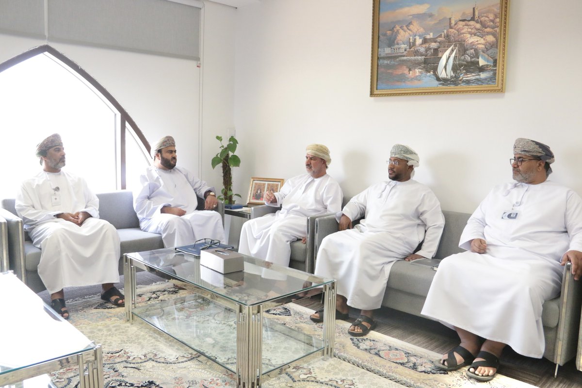 OHRC_OMAN's tweet photo. اجتمع الأستاذ الدكتور/ راشد بن حمد البلوشي رئيس اللجنة العُمانية لحقوق الإنسان، بفريق حصر المباني والمنشآت المهيأة للأشخاص ذوي الإعاقة بمحافظة مسقط، برئاسة الدكتور سالم بن سيف الشعيلي؛ حيث تم بحث سبل التعاون ودعم وتسهيل مهام الفريق الميدانية، تنفيذاً للقرار رقم (٦١ / ٢٠٢٦) الصادر عن صاحب السمو السيد بلعرب بن هيثم آل سعيد، وزير الدولة ومحافظ مسقط.

كما يأتي هذا اللقاء تعزيزاً لحقوق الأشخاص ذوي الإعاقة وتسهيلاً لوصولهم إلى المرافق العامة، وتطبيقاً لأحكام قانون حقوق الأشخاص ذوي الإعاقة الصادر بالمرسوم السلطاني رقم (٩٢ / ٢٠٢٥).

والجدير بالذكر أن اللجنة العُمانية لحقوق الإنسان قد سبق لها التقدّم بمبادرة تتعلق  بتسهيل وصول الأشخاص ذوي الإعاقة الى كافة المرافق في محافظة مسقط عام ٢٠٢٥م.

@muscatgov
