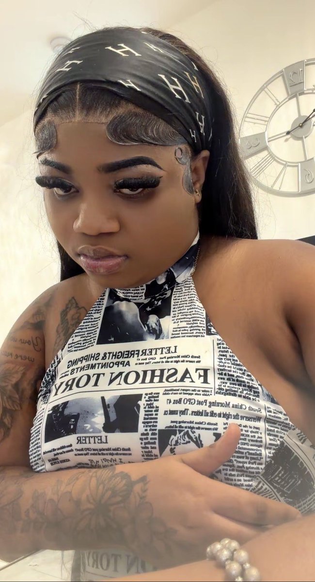 Acupoftii___'s tweet photo. THREAD 🧵: The disturbing story behind the Nice B Unaliving her friend  Baby Love in Haiti . 

This is not just a story about a TikToker and her friend falling out.

What happened to Baby Love was a brutal gang killing, and footage of the attack is now circulating online.

Here is what has been reported so far.