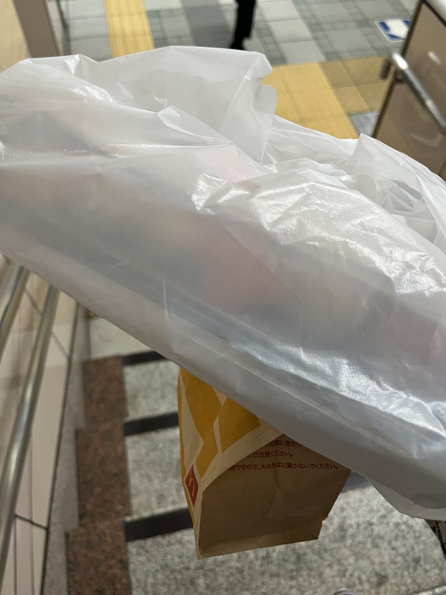 XVASTX's tweet photo. 片手に寿司とマック持ってるからいい日だと思う https://t.co/CYjPYfI9lO