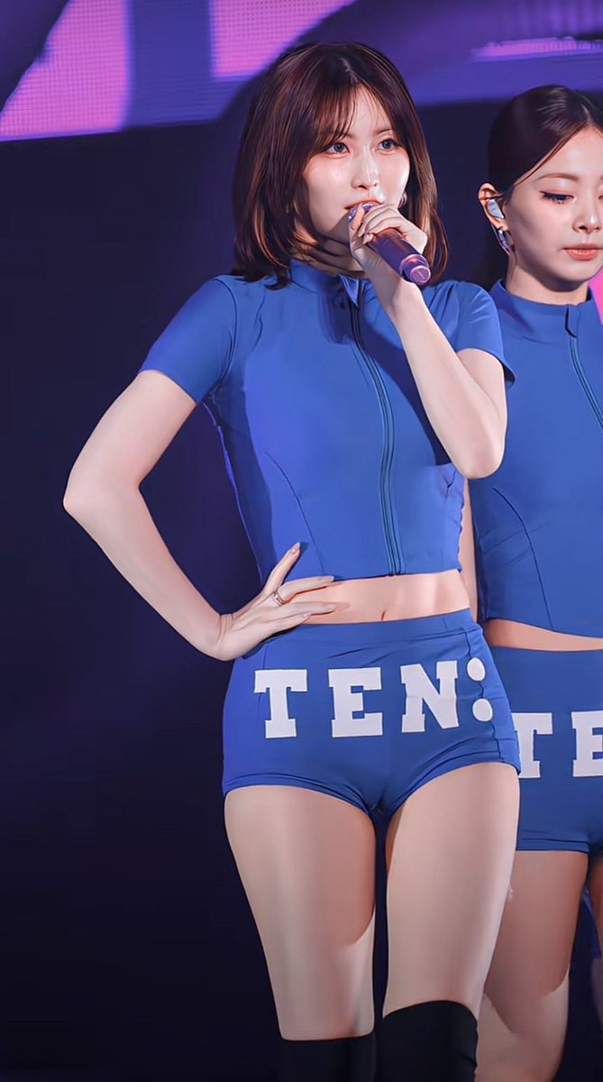 tumugi392's tweet photo. 【朗報】TWICEの青衣装が神すぎてメンバー全員ビジュアル大爆発ｗｗｗｗ

1枚目のジヒョさんをはじめ、ツウィさん、モモさんと圧倒的なスタイルと透明感。

スポーティーな青の衣装が完璧に似合いすぎていて「全員可愛すぎる」「このスタイリングは過去最高レベル」と絶賛の声が相次いでいます！ https://t.co/BAGjYolSpI