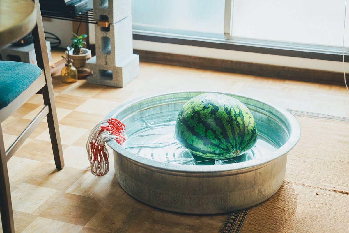 dramatokku_mbs's tweet photo. 🍉🧊

「いいな、これ。
　コントで上から落ちてきそう」

「…これ、スイカ以外に使い道ないでしょ」

「あるよ」

─────────
𝐌𝐁𝐒 #ドラマ特区 
11 月 5 日スタート🍁
#伊藤あさひ #武藤潤 
#原因は自分にある
#WhenItRainsItPours https://t.co/XSNKgiXf46