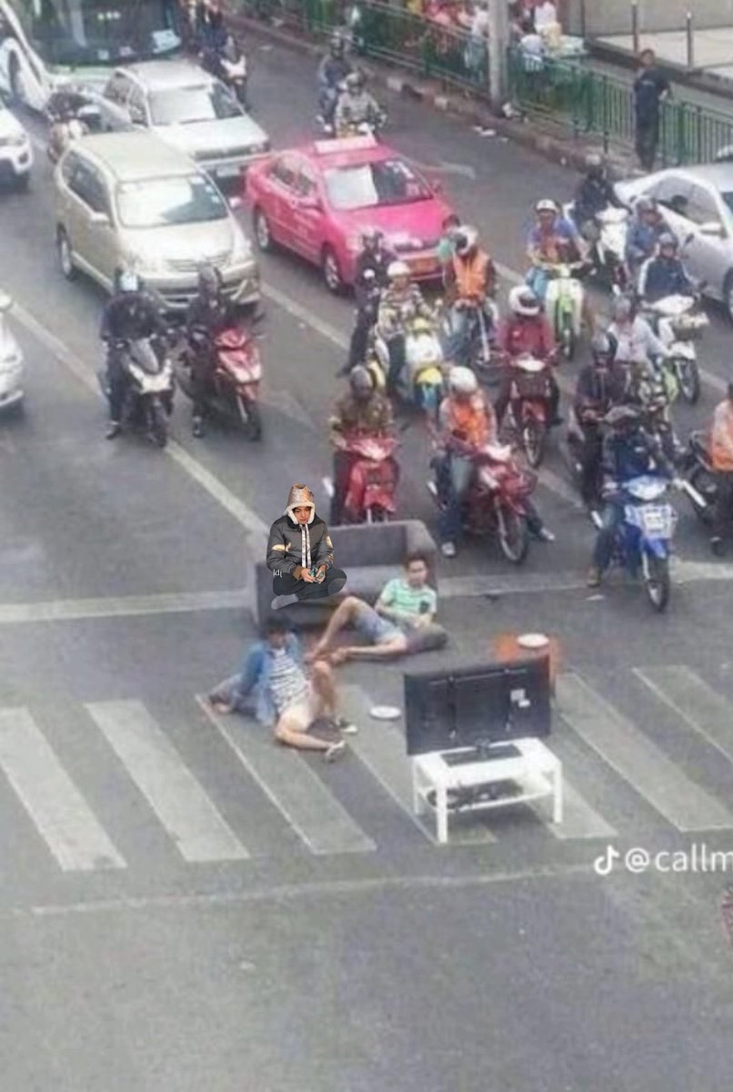 jjumakanseblak's tweet photo. ngapain itu nonton di tengah jalan https://t.co/1qKDPVtE2P