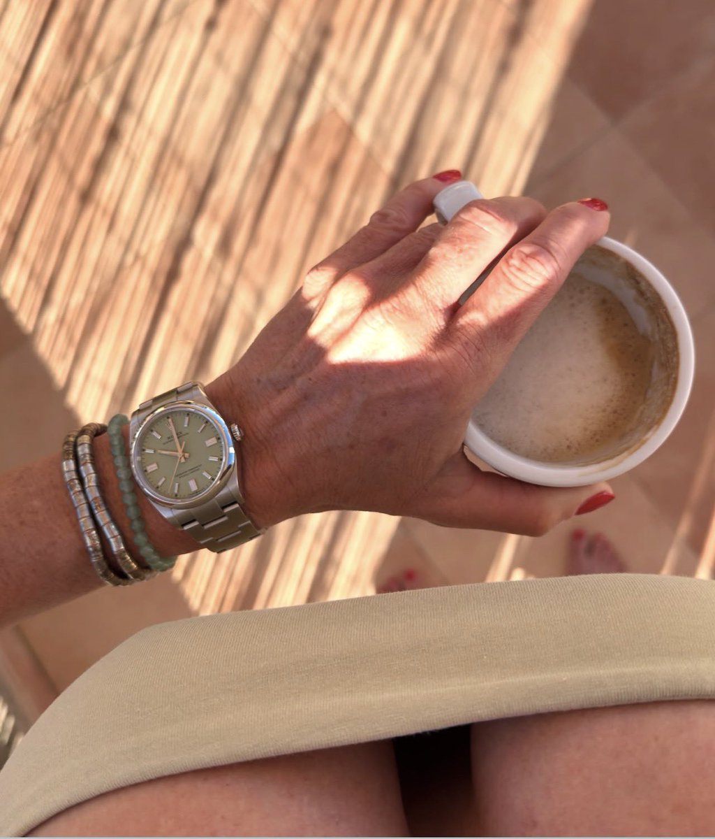 TheWatchWanker's tweet photo. Eyes down…. https://t.co/YVIWOO8wbH