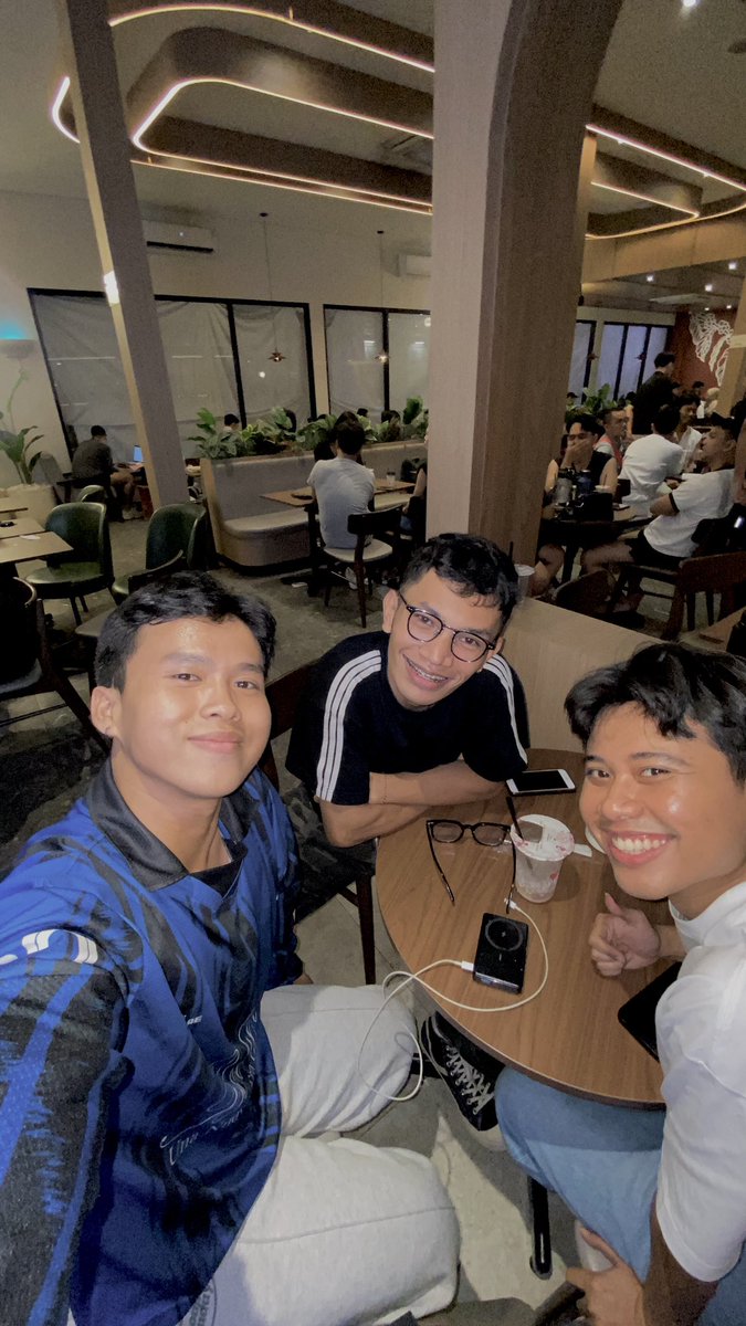 triplowhitemoka's tweet photo. sipaling nongkrong tapi ngantukan, yeah that's us @criempey @29kaes 🤏 https://t.co/GyHumxZLh0