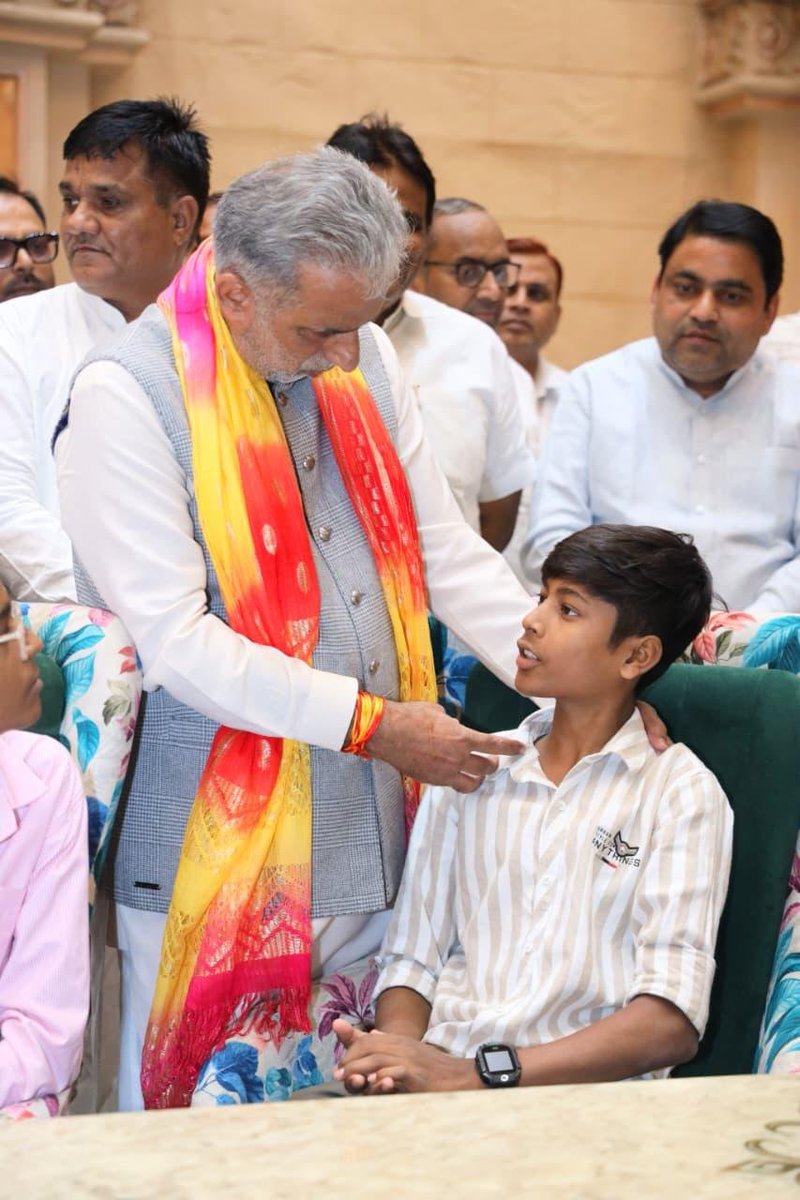 KPGBJP's tweet photo. @narendramodi इस दौरान बच्चों के साथ बैठकर जलपान किया और उनसे आत्मीय संवाद हुआ।

उनकी मुस्कान, आत्मविश्वास और छोटी-छोटी बातों में झलकता उत्साह मन को छू गया। कुछ पल कार्यक्रम के साथ समाप्त नहीं होते, वे हमेशा के लिए हमारी स्मृतियों का हिस्सा बन जाते हैं।
#HappyBdayPMModi https://t.co/0iOaC2KTBs