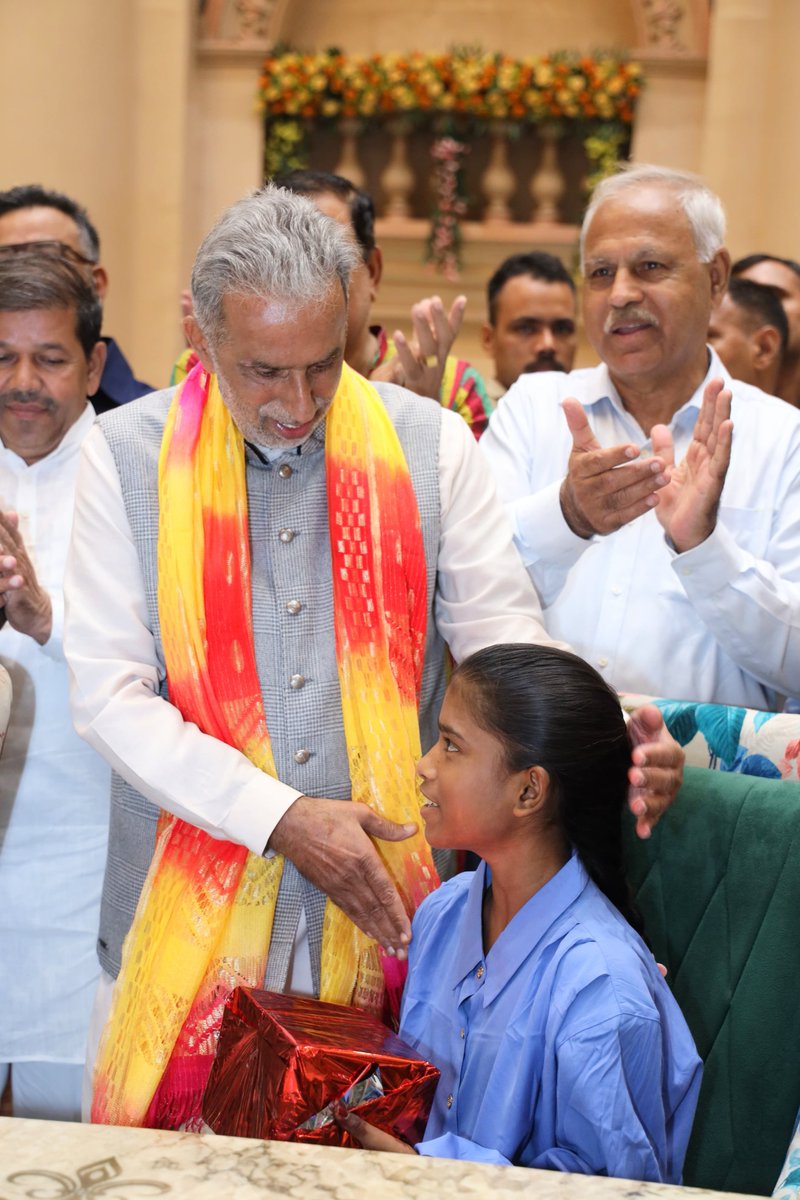 KPGBJP's tweet photo. @narendramodi इस दौरान बच्चों के साथ बैठकर जलपान किया और उनसे आत्मीय संवाद हुआ।

उनकी मुस्कान, आत्मविश्वास और छोटी-छोटी बातों में झलकता उत्साह मन को छू गया। कुछ पल कार्यक्रम के साथ समाप्त नहीं होते, वे हमेशा के लिए हमारी स्मृतियों का हिस्सा बन जाते हैं।
#HappyBdayPMModi https://t.co/0iOaC2KTBs